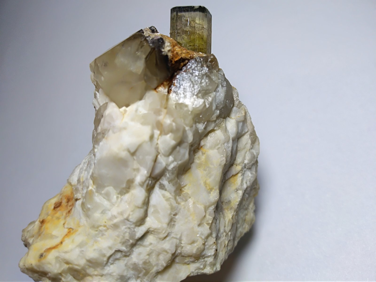 Elbaita, Cuarzo, Moscovita
43 x 43 mm
(Autor: Sante Celiberti)