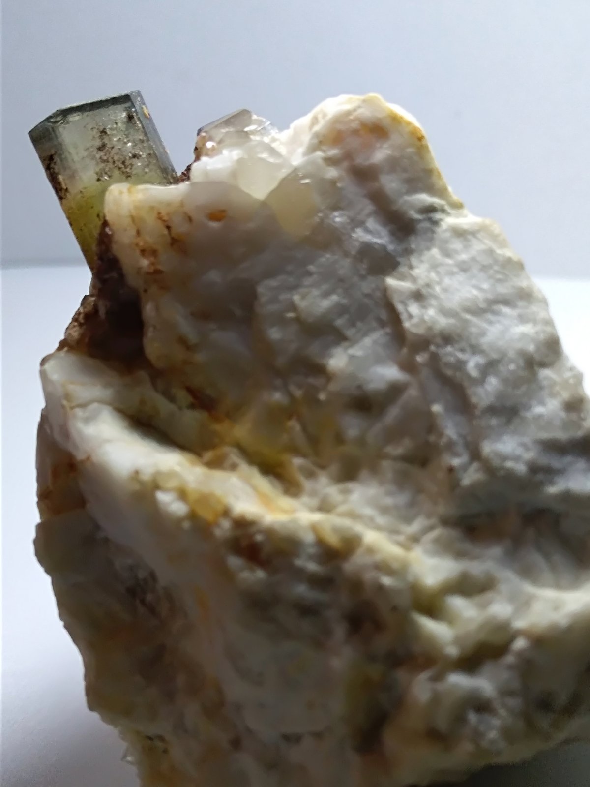 Elbaita, Cuarzo, Moscovita
43 x 43 mm
(Autor: Sante Celiberti)