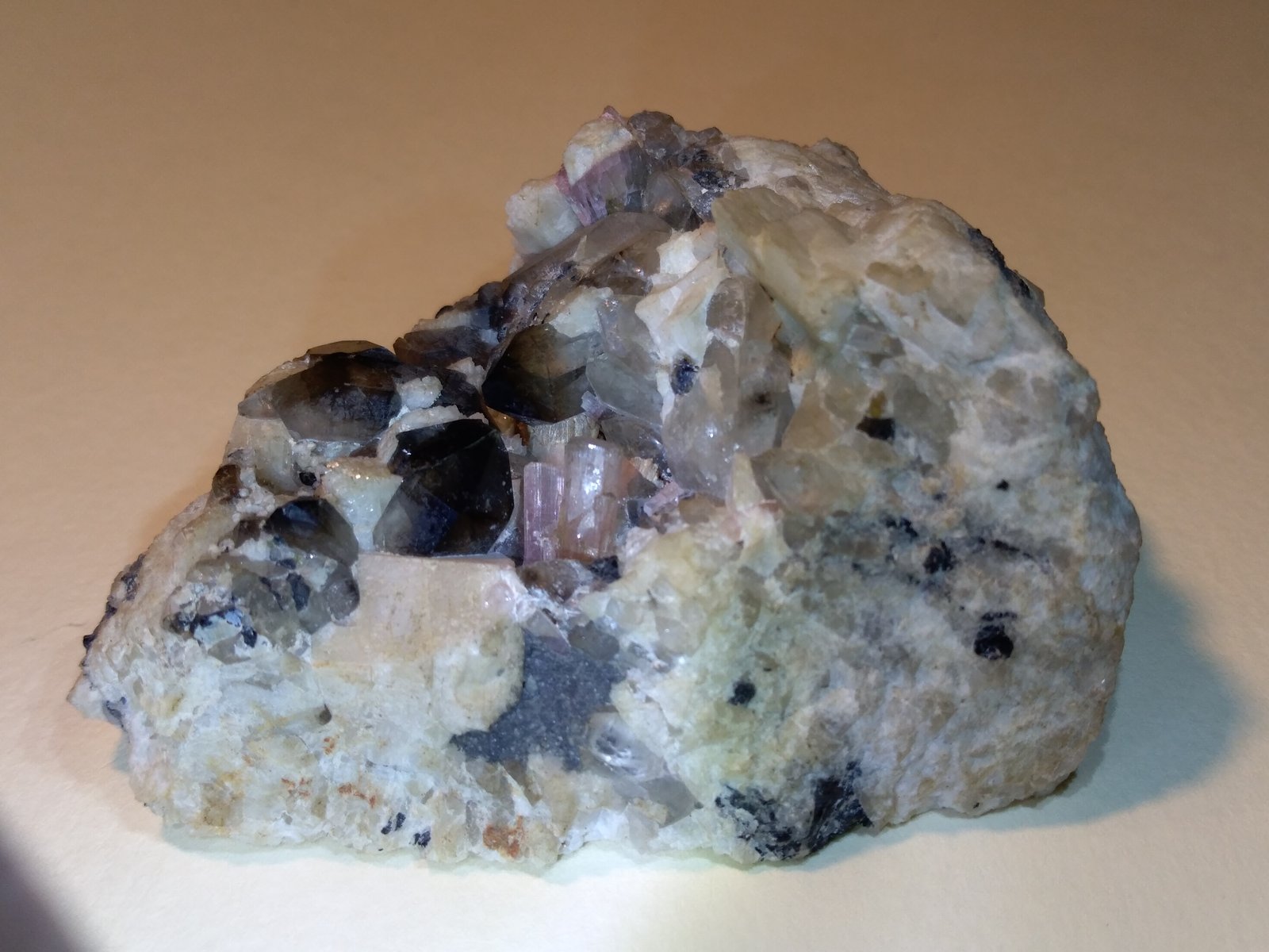 Elbaita, Cuarzo (variedad ahumado), Ortoclasa
79 x 57 mm
(Autor: Sante Celiberti)