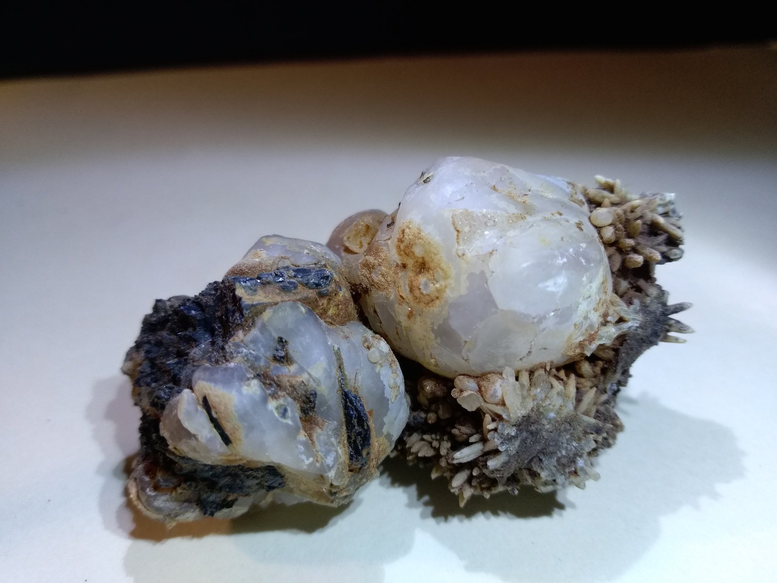 Cuarzo, Ilvaita
55 x 30 mm
(Autor: Sante Celiberti)