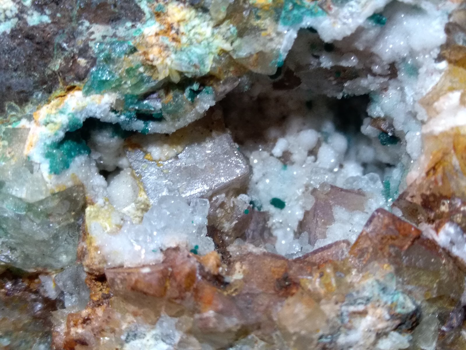 Fluorita, Malaquita, Calcita
74 x 56 mm
(Autor: Sante Celiberti)