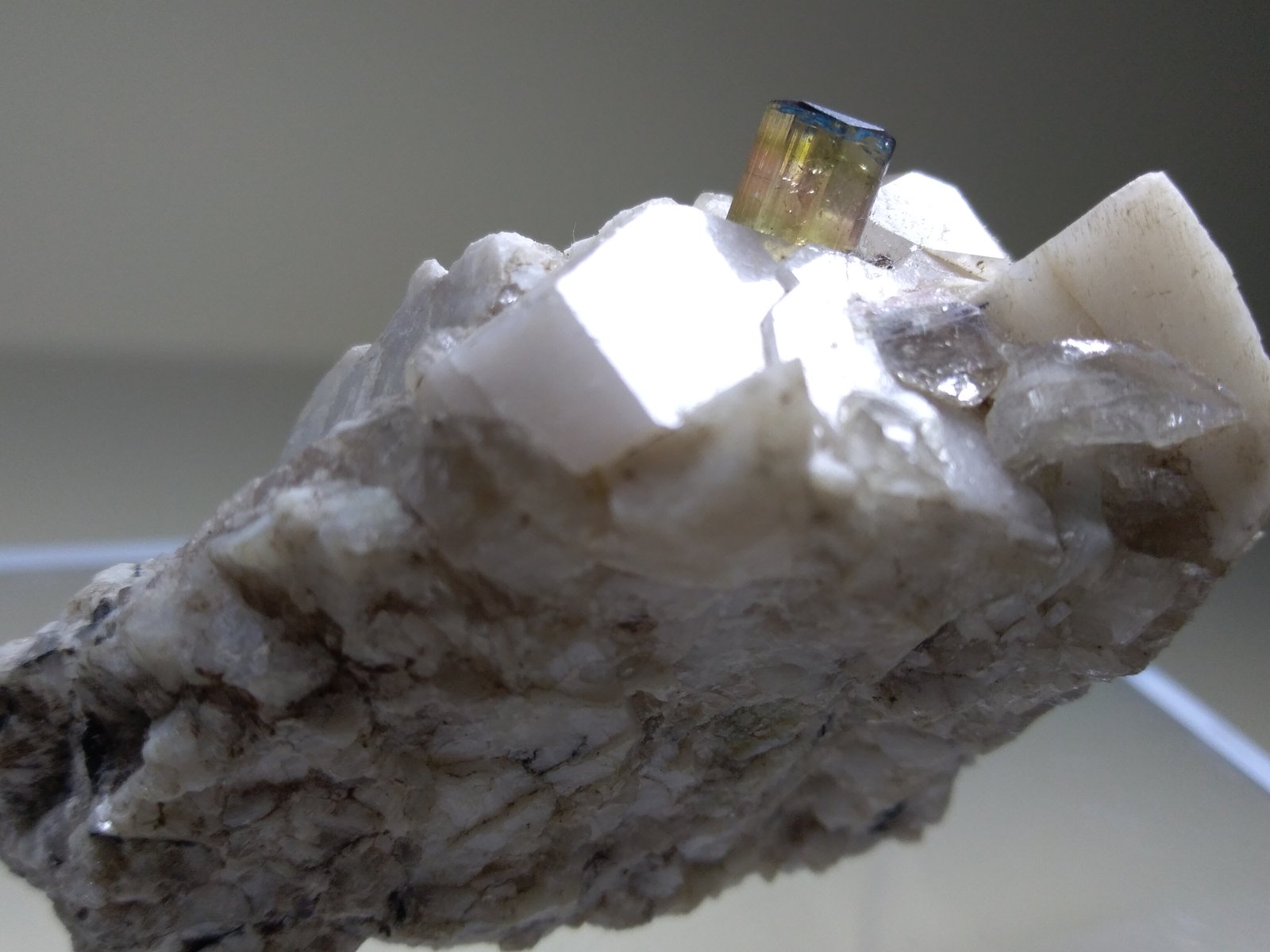 Elbaita, Cuarzo, Ortoclasa
53,4 x 40,2 mm
(Autor: Sante Celiberti)