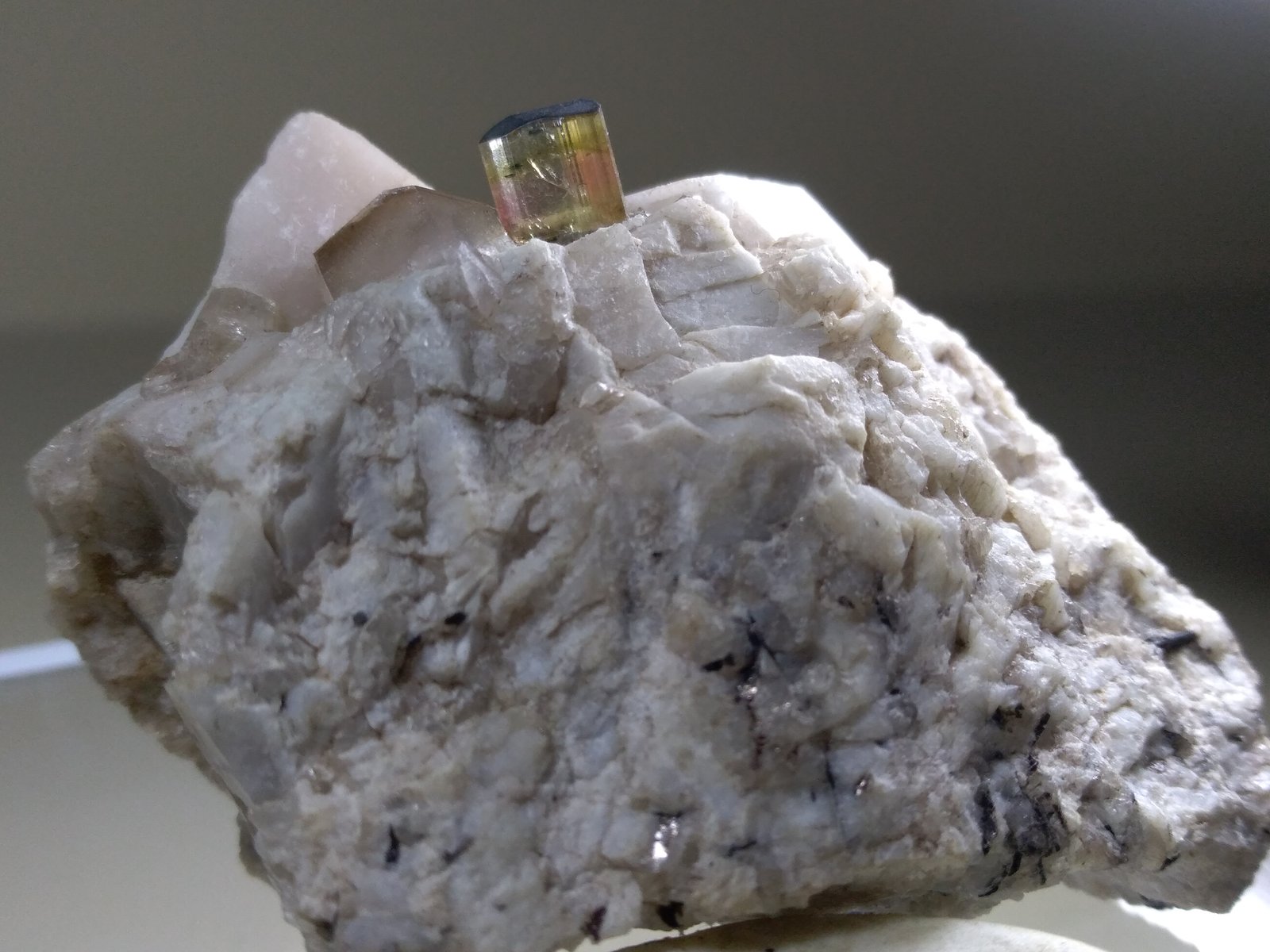 Elbaita, Cuarzo, Ortoclasa
53,4 x 40,2 mm
(Autor: Sante Celiberti)