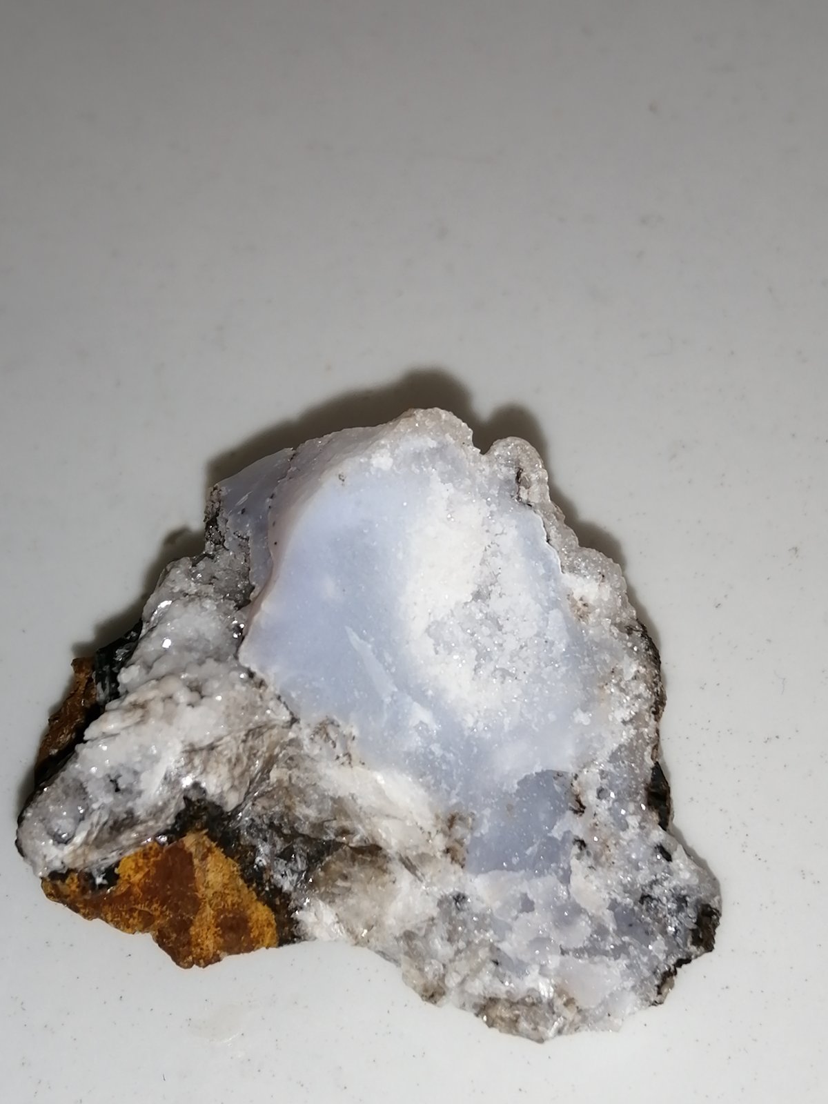 Cuarzo (variedad calcedonia)
1 cm.
(Autor: Luis Trigueros)