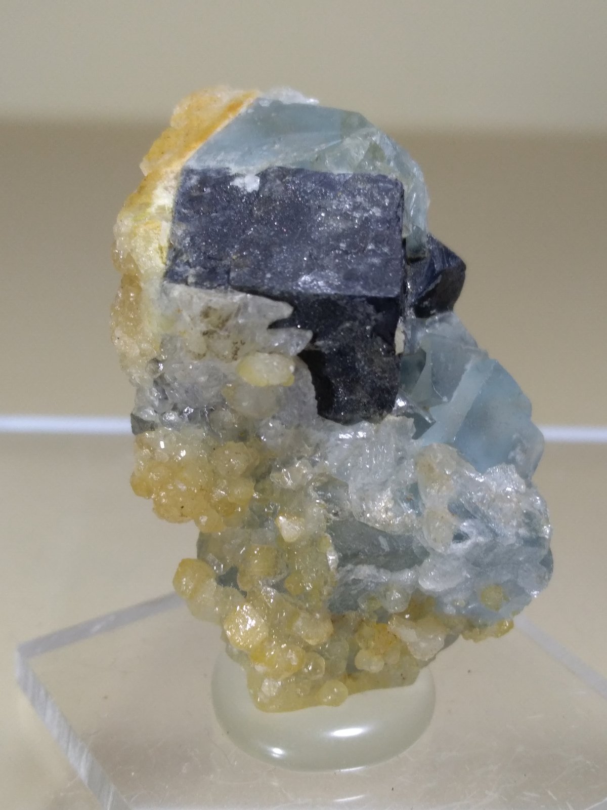 Galena, Fluorita, Smithsonita
35 x 23 mm
(Autor: Sante Celiberti)