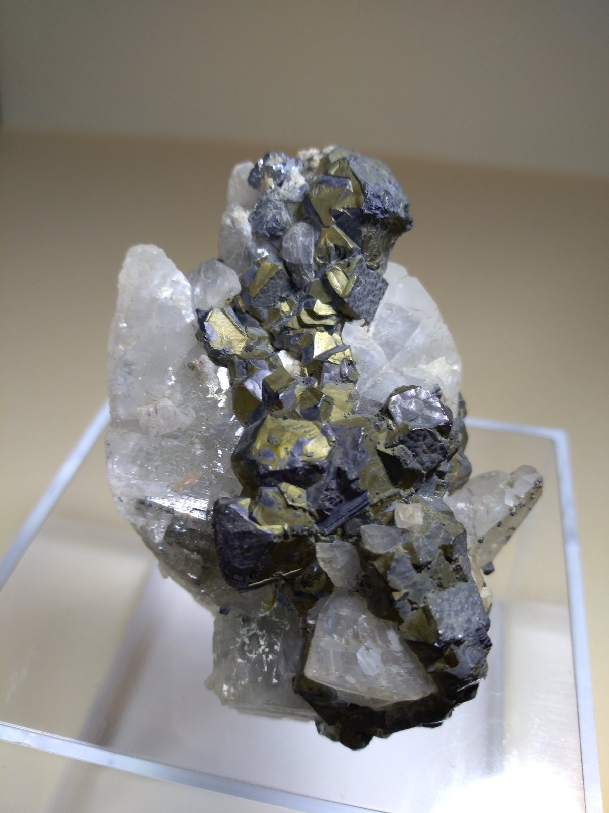 Calcita, Galena, Pirita
59 x 42 mm
(Autor: Sante Celiberti)