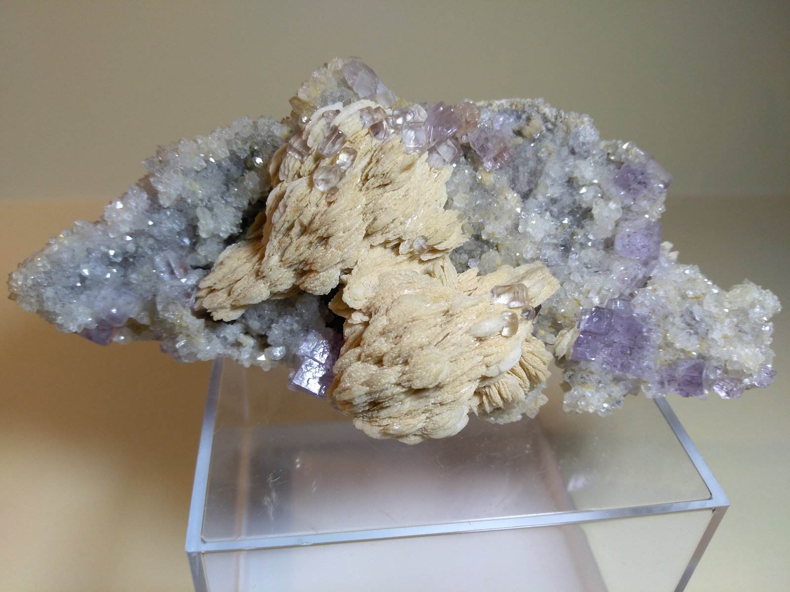 Fluorita, Barita, Cuarzo
116 x 50 mm
(Autor: Sante Celiberti)