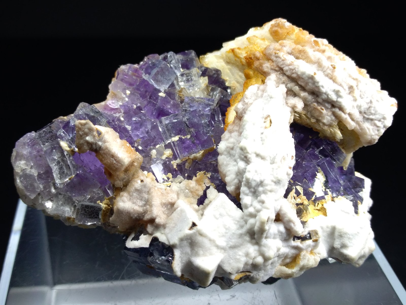 Fluorita, Barita, Smithsonita
65,6 x 47,2 mm
(Autor: Sante Celiberti)
