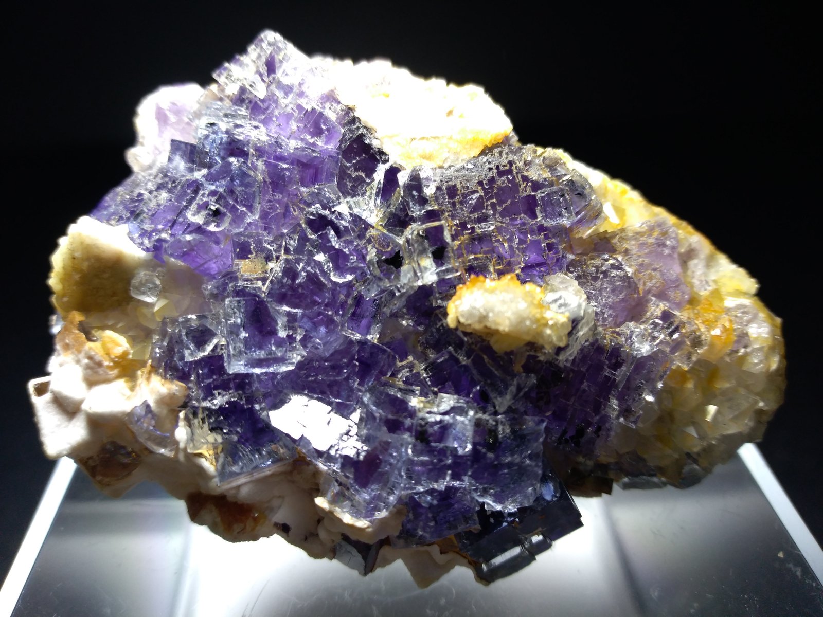 Fluorita, Barita, Smithsonita
65,6 x 47,2 mm
(Autor: Sante Celiberti)