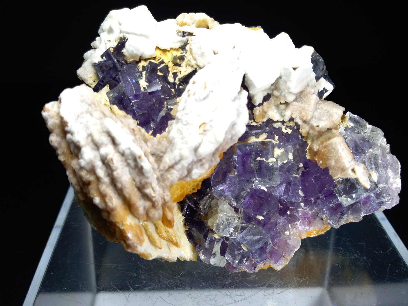 Fluorita, Barita, Smithsonita
65,6 x 47,2 mm
(Autor: Sante Celiberti)