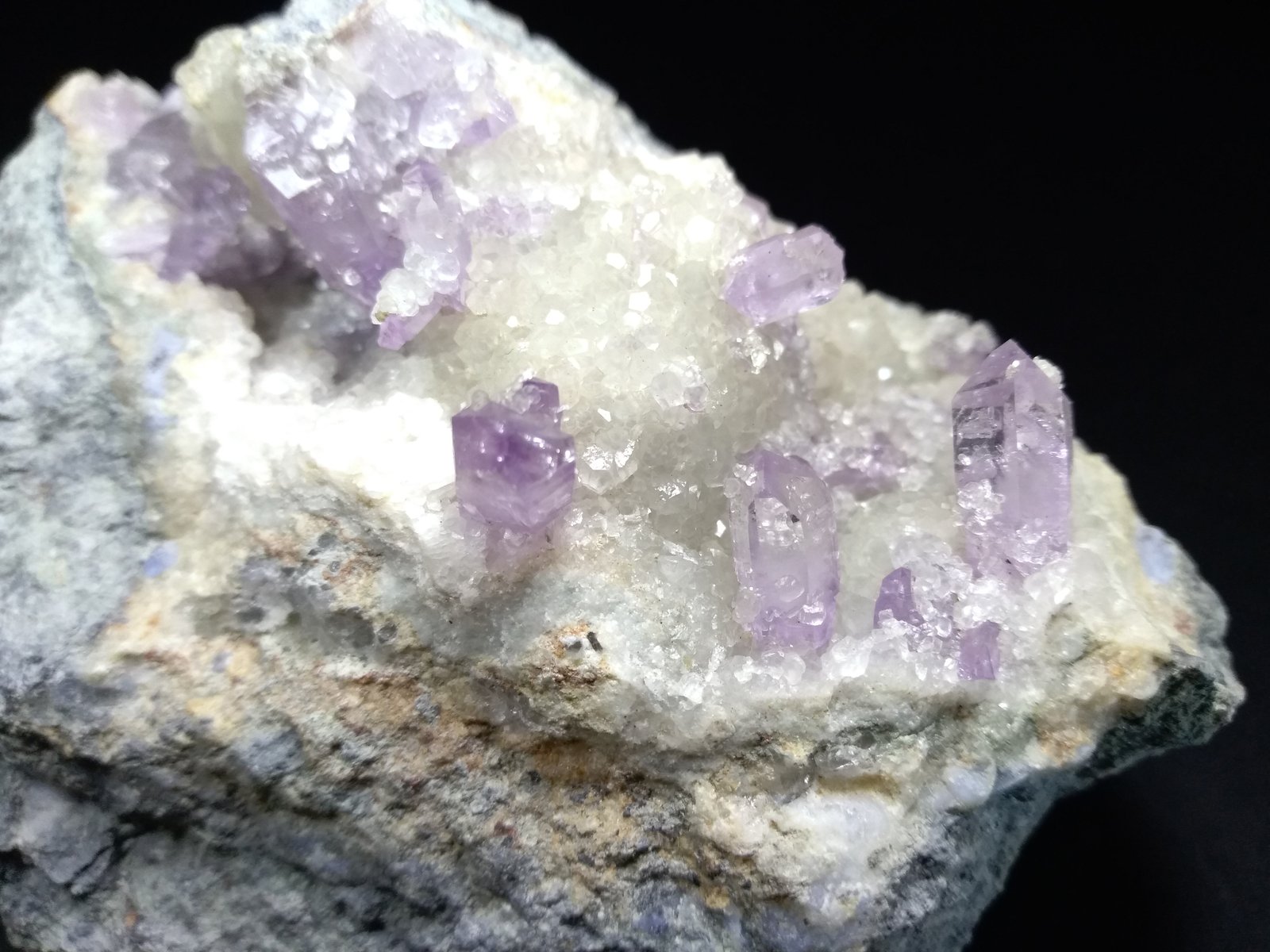Cuarzo (variedad amatista), Calcita
112 x 76 mm
(Autor: Sante Celiberti)