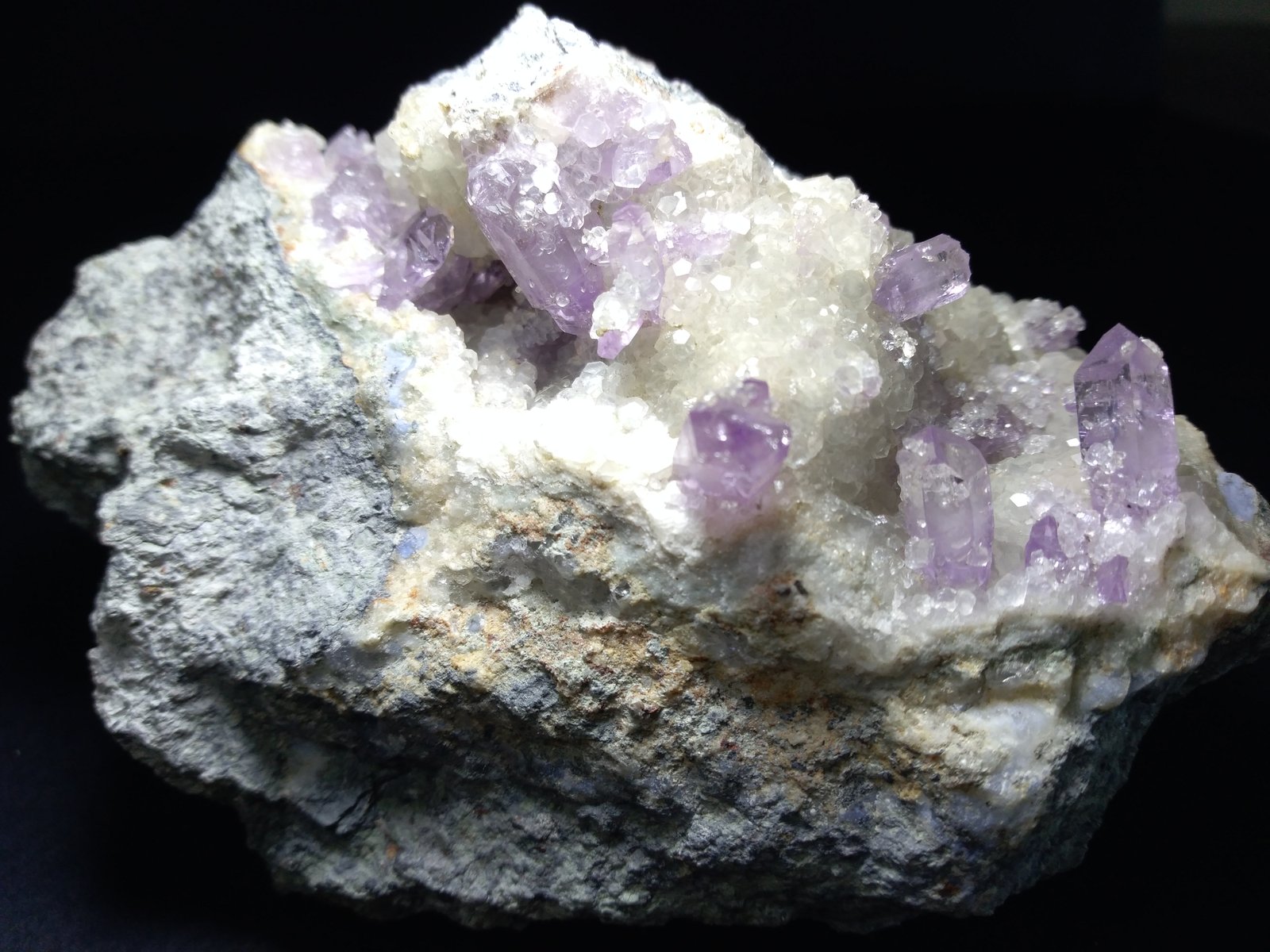 Cuarzo (variedad amatista), Calcita
112 x 76 mm
(Autor: Sante Celiberti)
