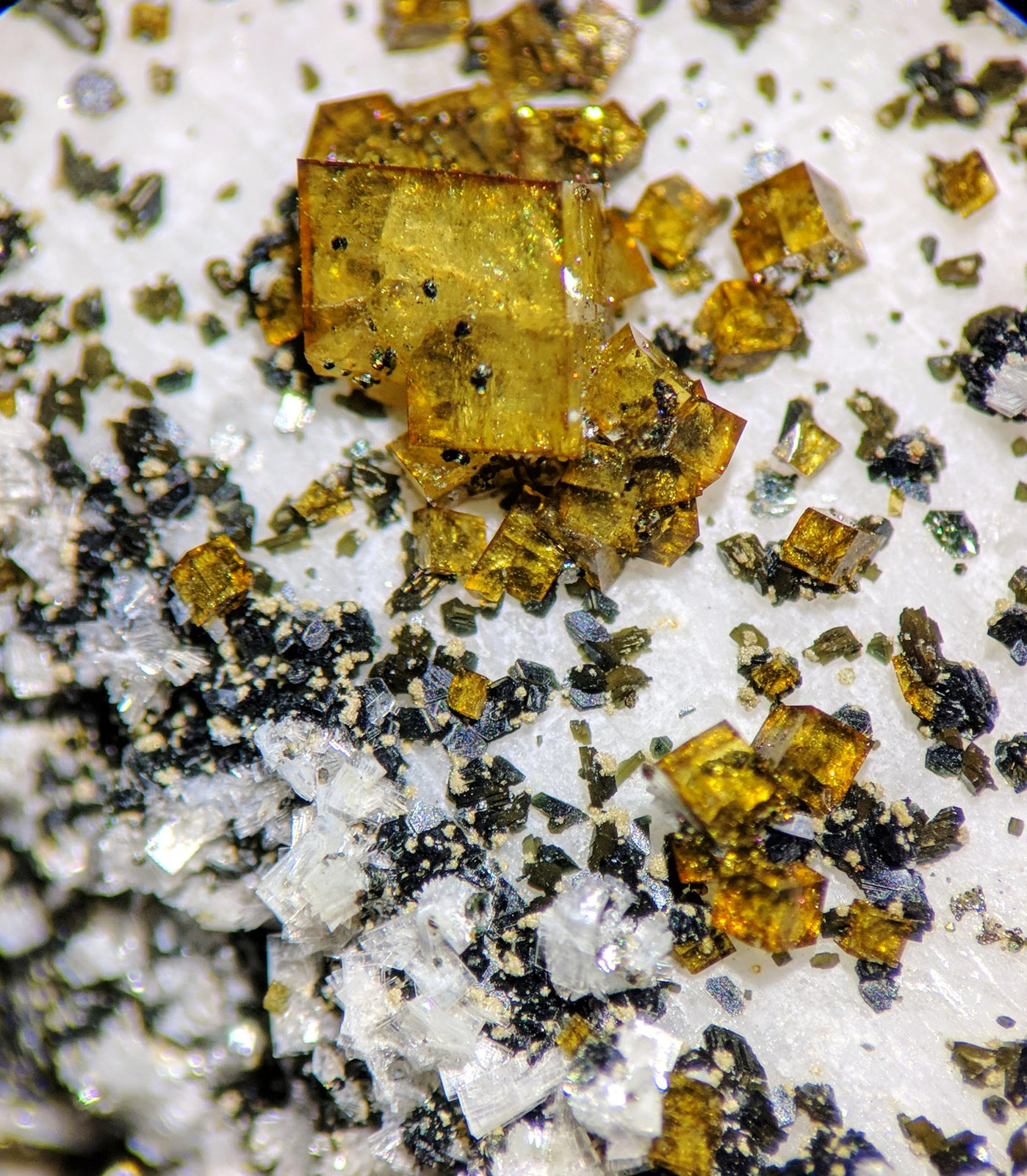 'Chabazita', Bavenita, Clorita (Grupo), Microclina
C.d.v. 0,8 x 0,6 cm.
(Autor: carles)