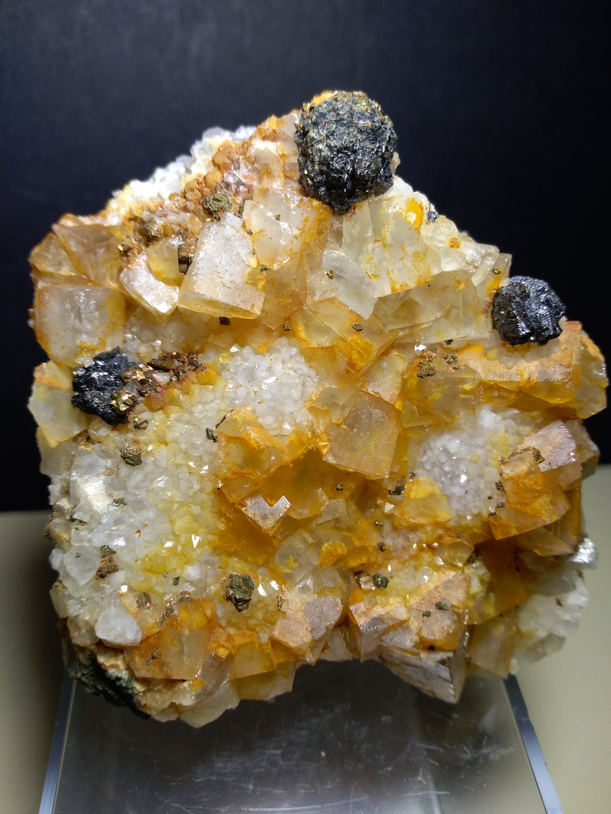 Fluorita, Esfalerita, Cuarzo
86 x 66 mm
(Autor: Sante Celiberti)