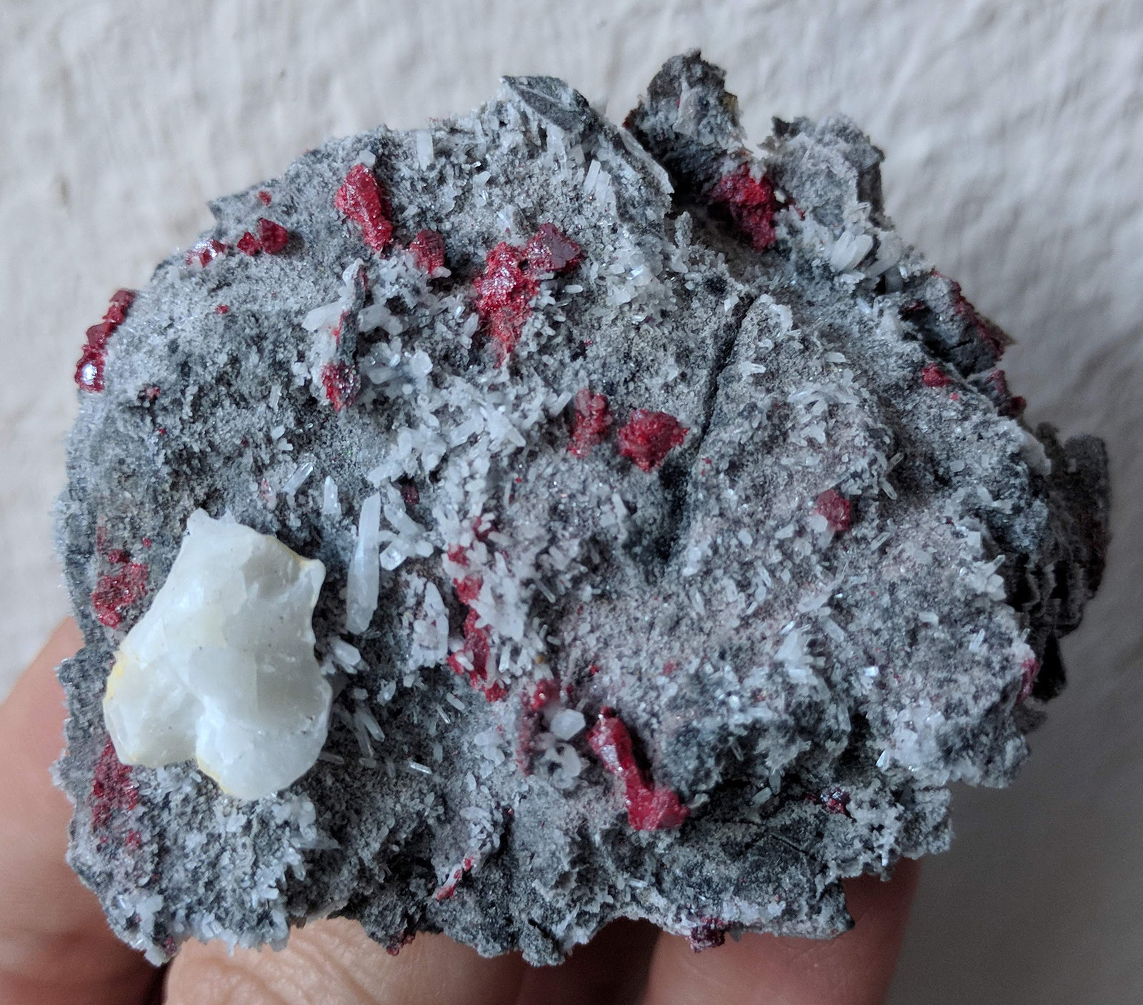 Cinabrio, Calcita, Cuarzo
6,5 x 5,0 cm.
(Autor: carles)