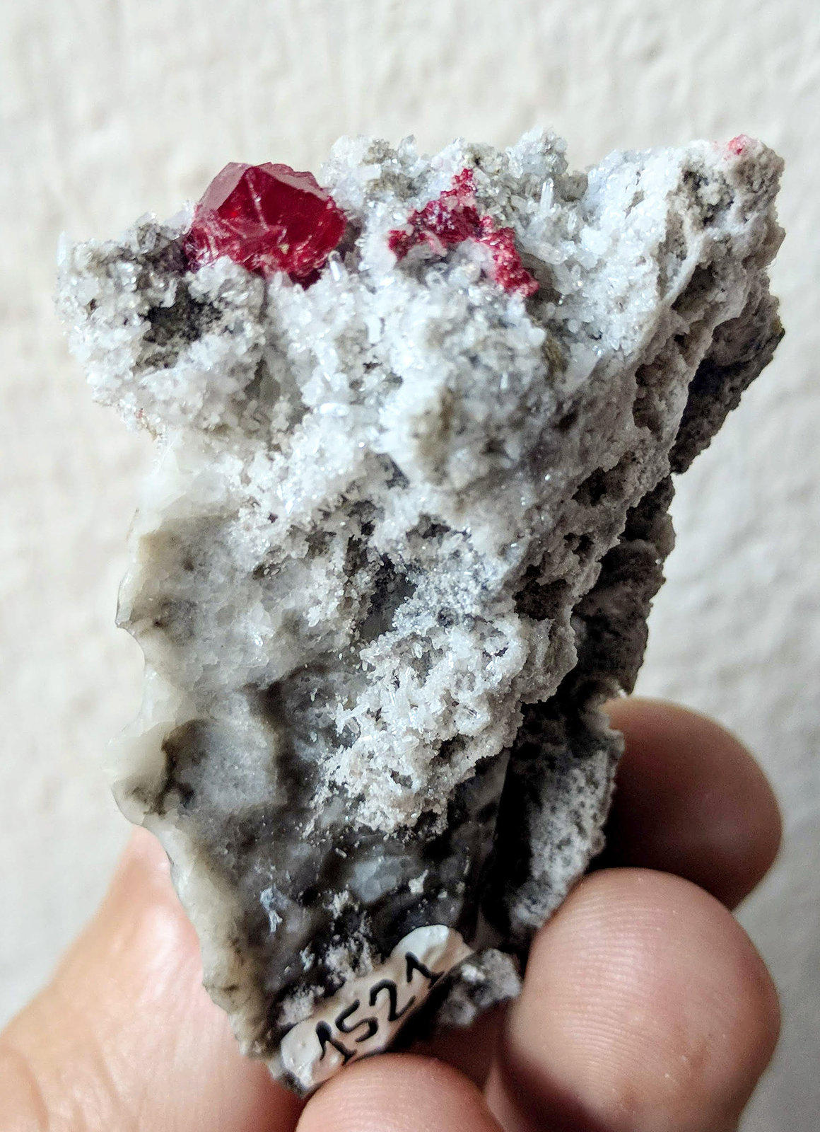 Cinabrio, Cuarzo, Calcita
5,9 x 3,9 cm.
(Autor: carles)