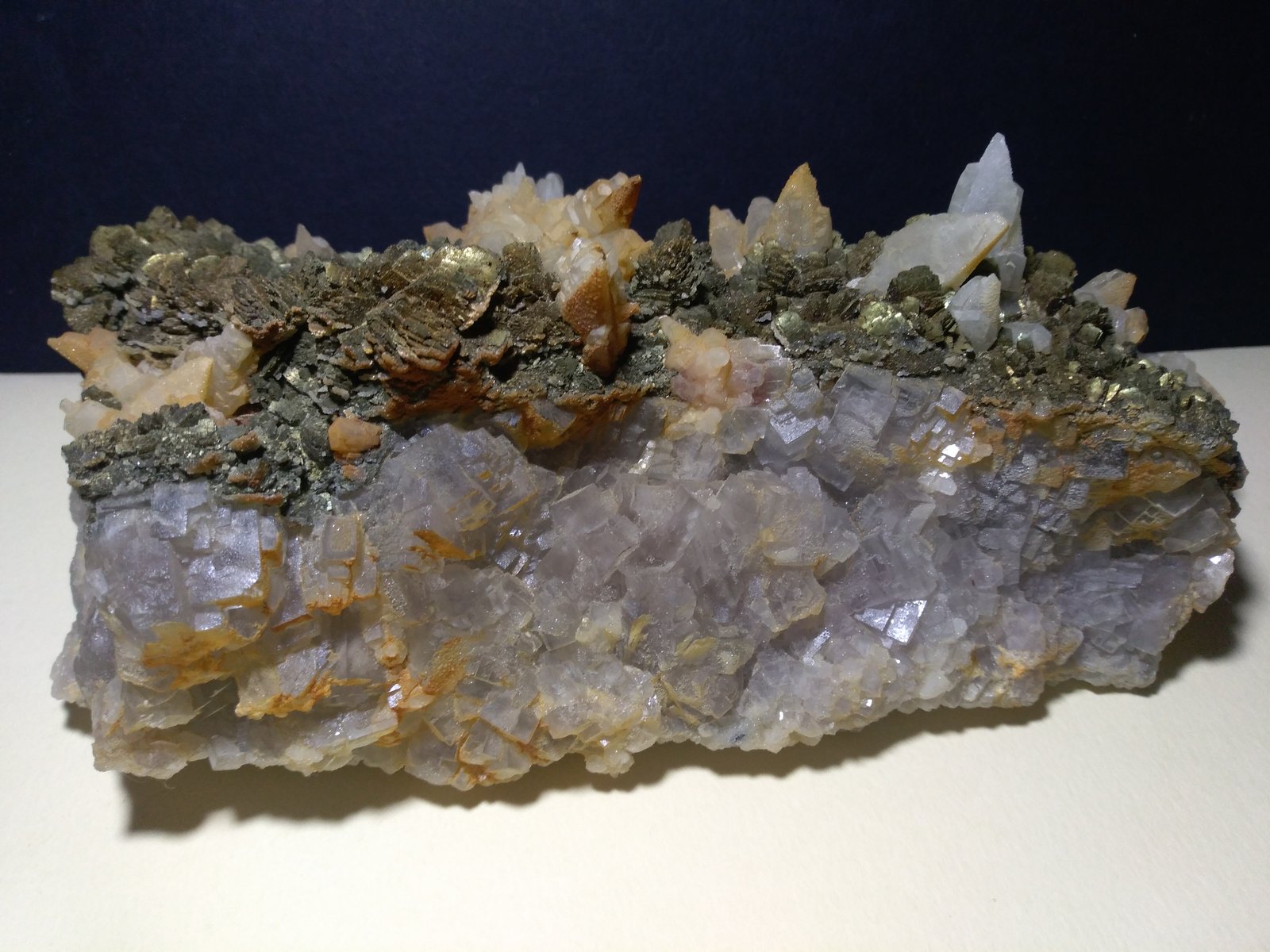 Fluorita, Marcasita, Calcita
190 x 110 mm
(Autor: Sante Celiberti)
