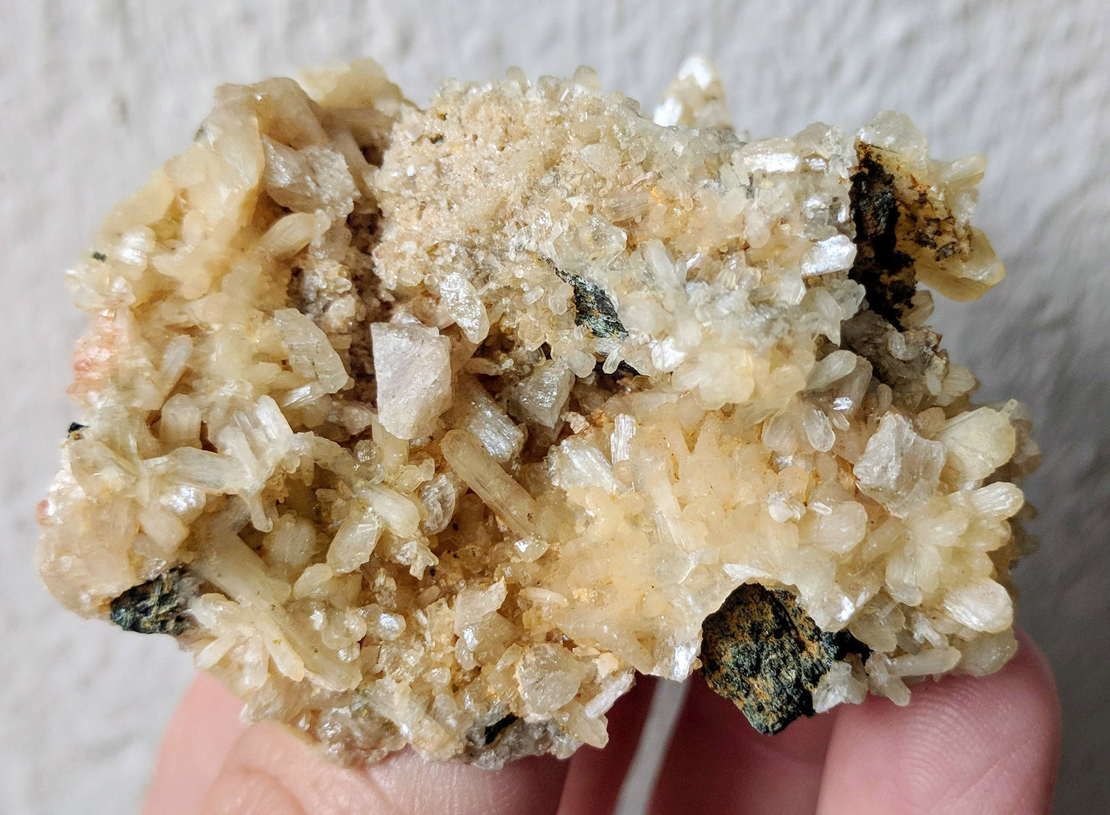 Stilbita-Ca (Estilbita-Ca), Arfvedsonita
5,8 x 3,5 cm.
(Autor: carles)