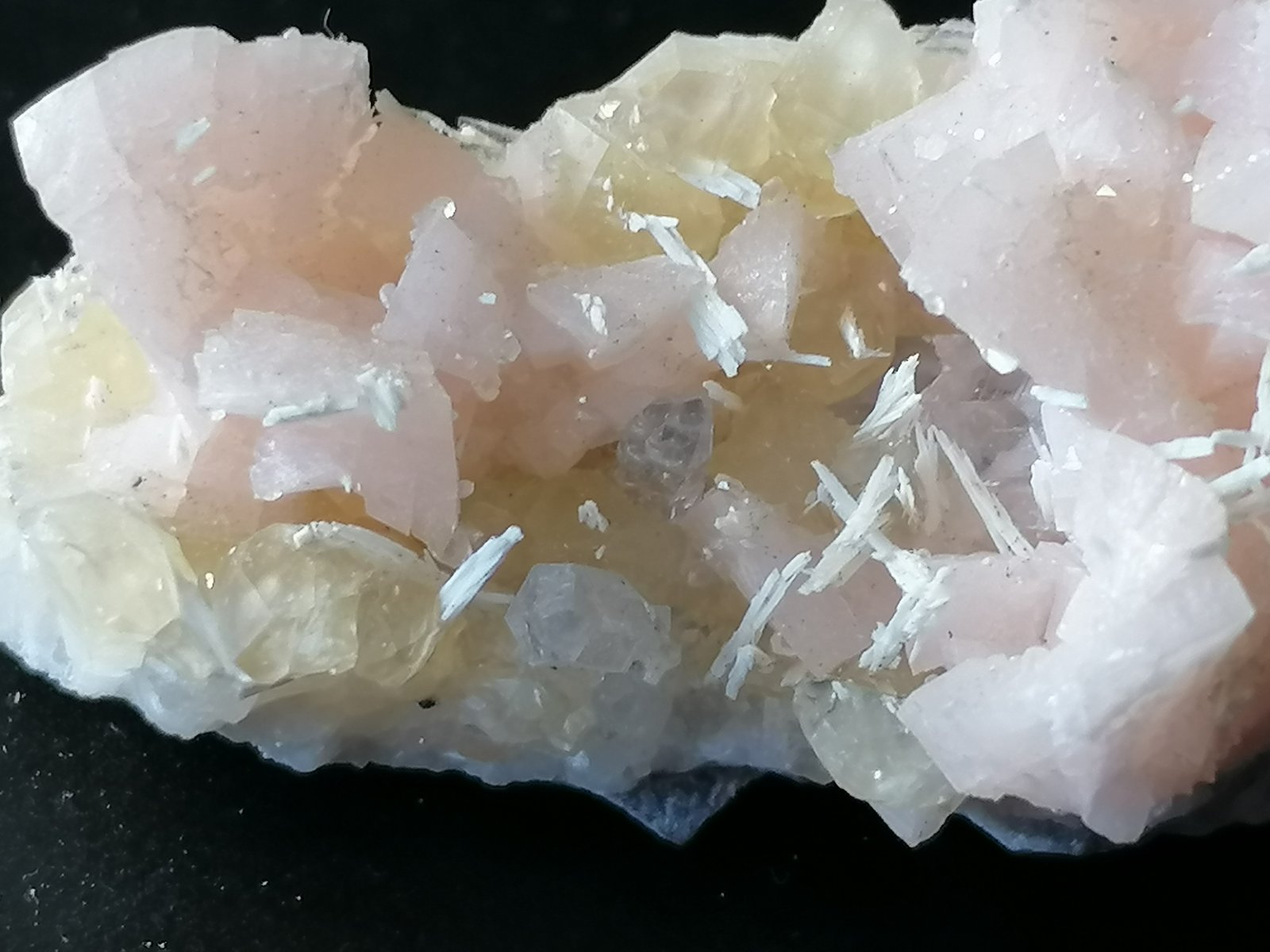 Calcita, Dolomita, Aragonito y Cuarzo.
6 x 2,5 cm.
(Autor: Rafael varela olveira)