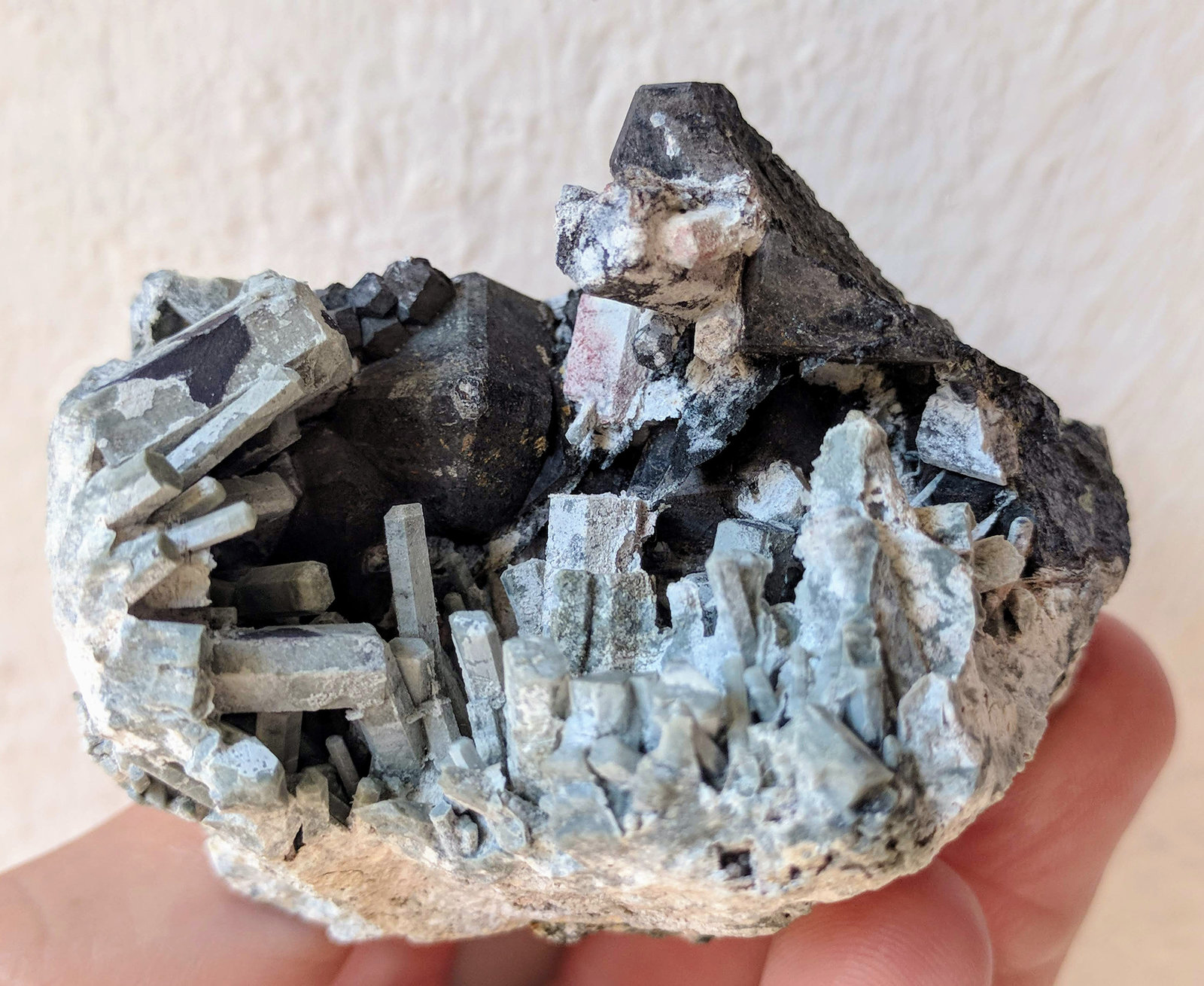 Nephelina, Schorlomita
6,2 x 5,0 x 4,5 cm.
(Autor: carles)