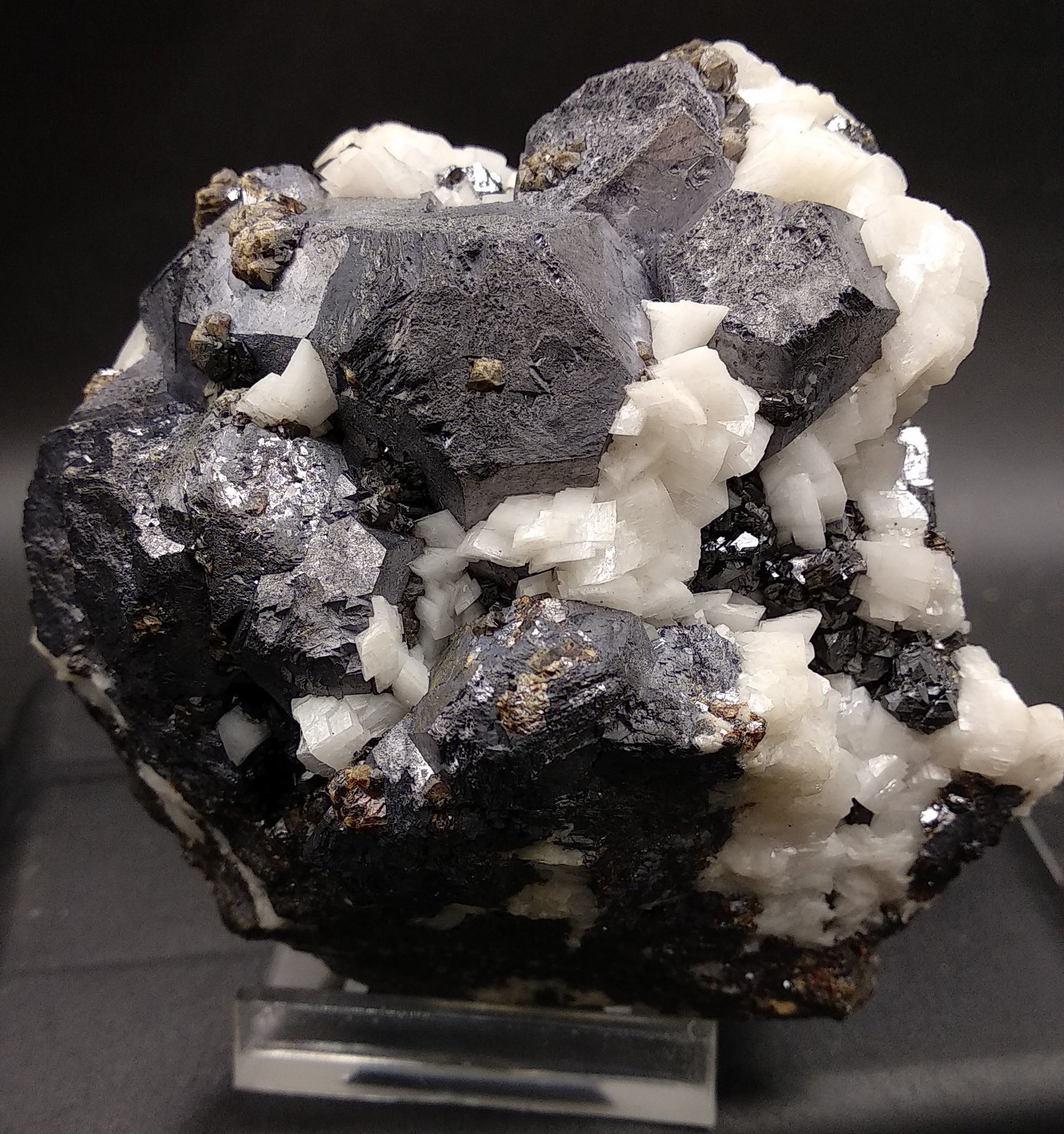 Galena, Esfalerita, Pirita y Dolomita
9x8cm
(Autor: yowanni)