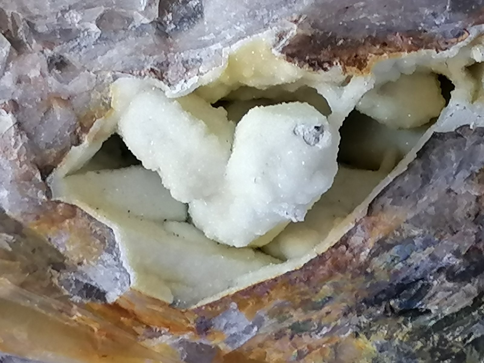 Cuarzo (variedad ahumado) cubierto de Cuarzo (variedad calcedonia)
Geoda de 6 x 4 cm., cristal principal 4 x 1,5 cm.
(Autor: Rafael varela olveira)