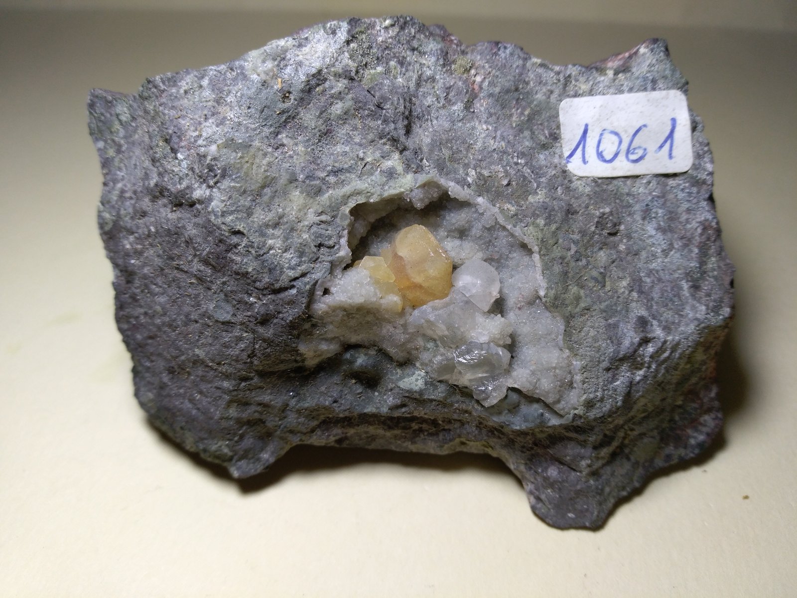 Chabazita (variedad facolita), Calcita
79 x 72 mm
(Autor: Sante Celiberti)