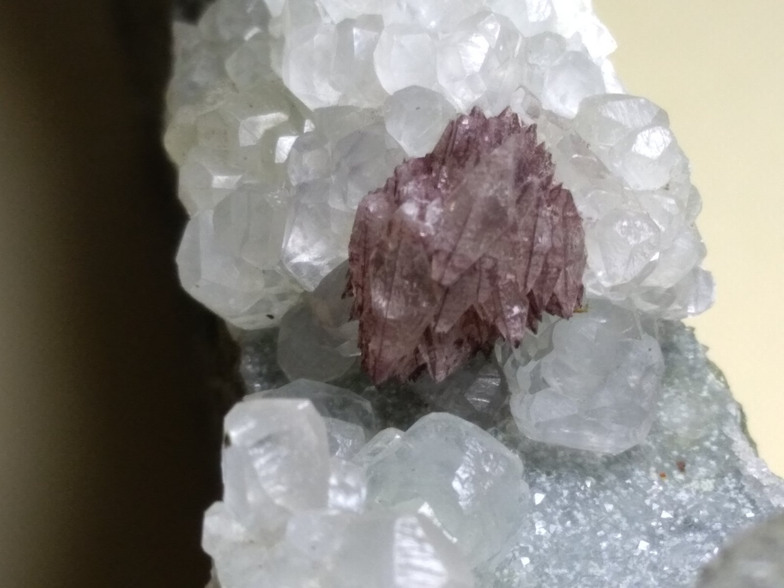 Epistilbita, Calcita
92 x 45 mm
(Autor: Sante Celiberti)