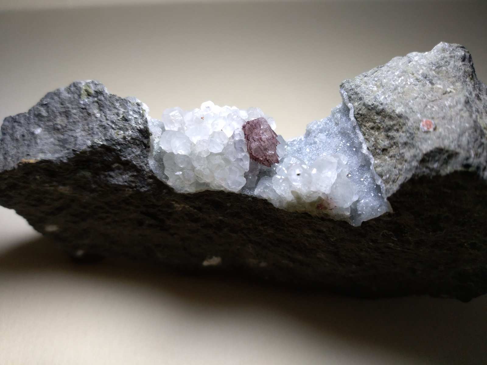 Epistilbita, Calcita
92 x 45 mm
(Autor: Sante Celiberti)