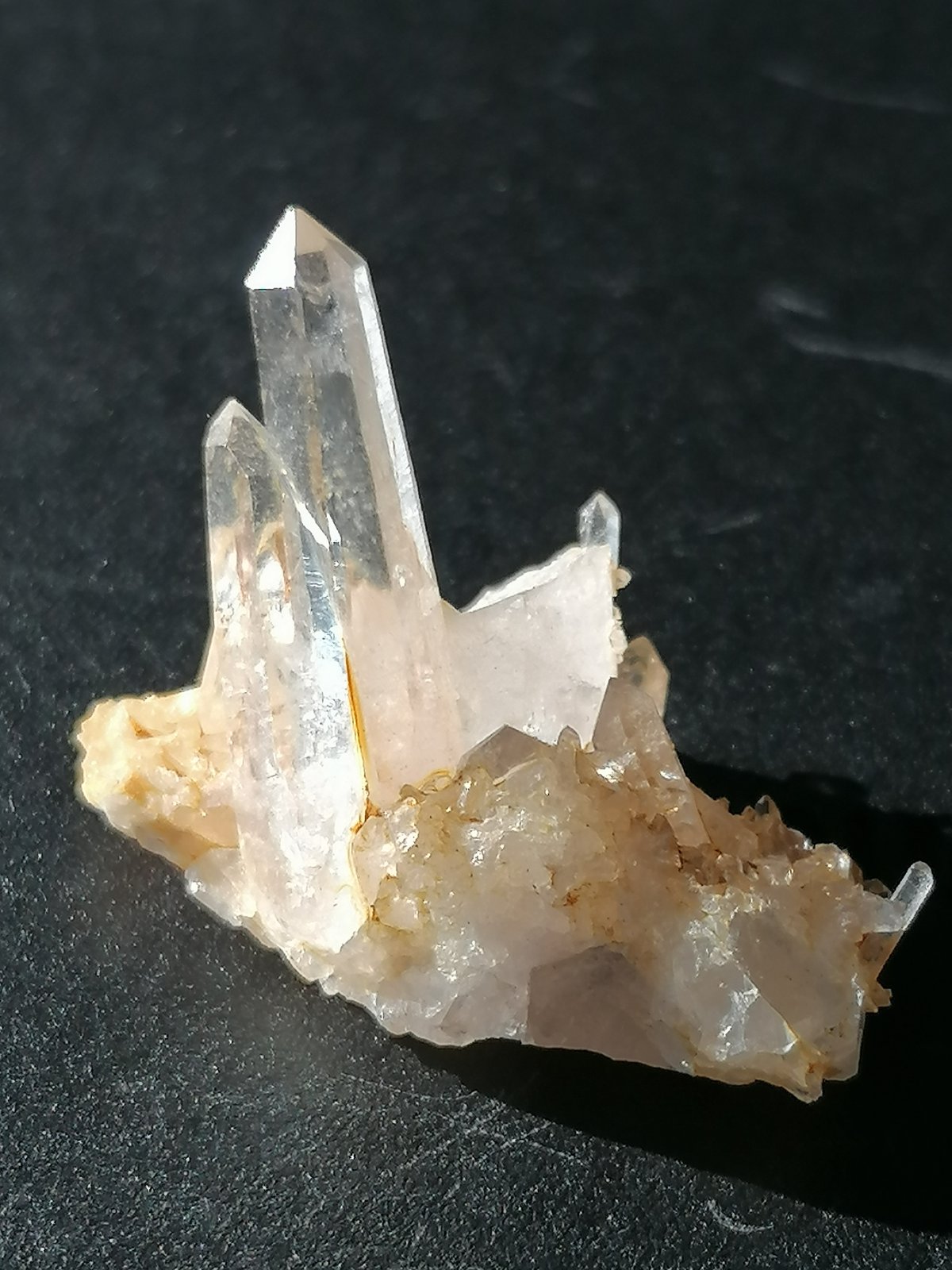 Cuarzo.
4 x 0,7 cm. cristal principal.
(Autor: Rafael varela olveira)