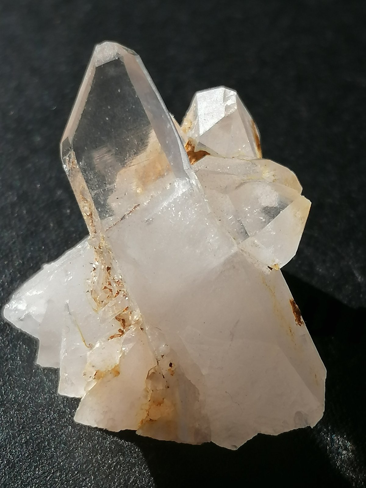 Cuarzo.
4 x 1,3 cm. cristal principal.
(Autor: Rafael varela olveira)