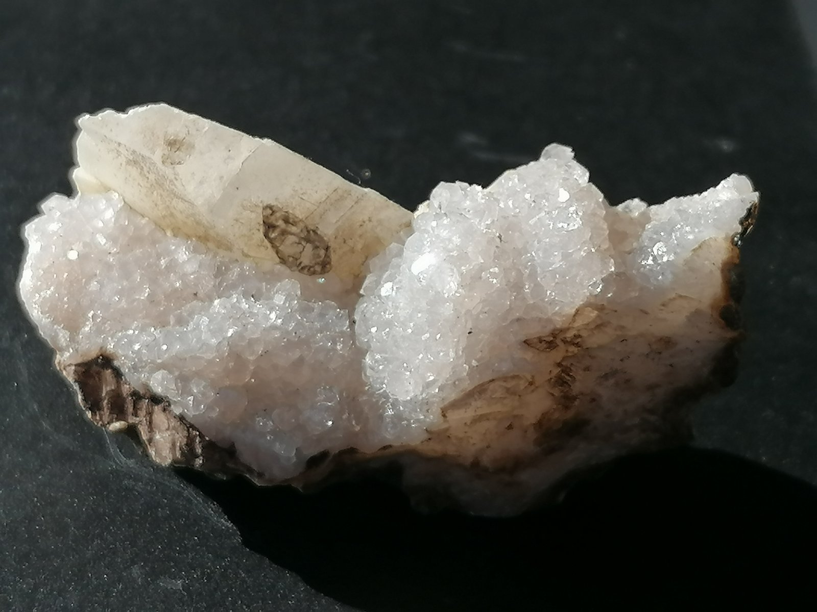 Cuarzo, Calcita.
6 x 4 cm.
(Autor: Rafael varela olveira)
