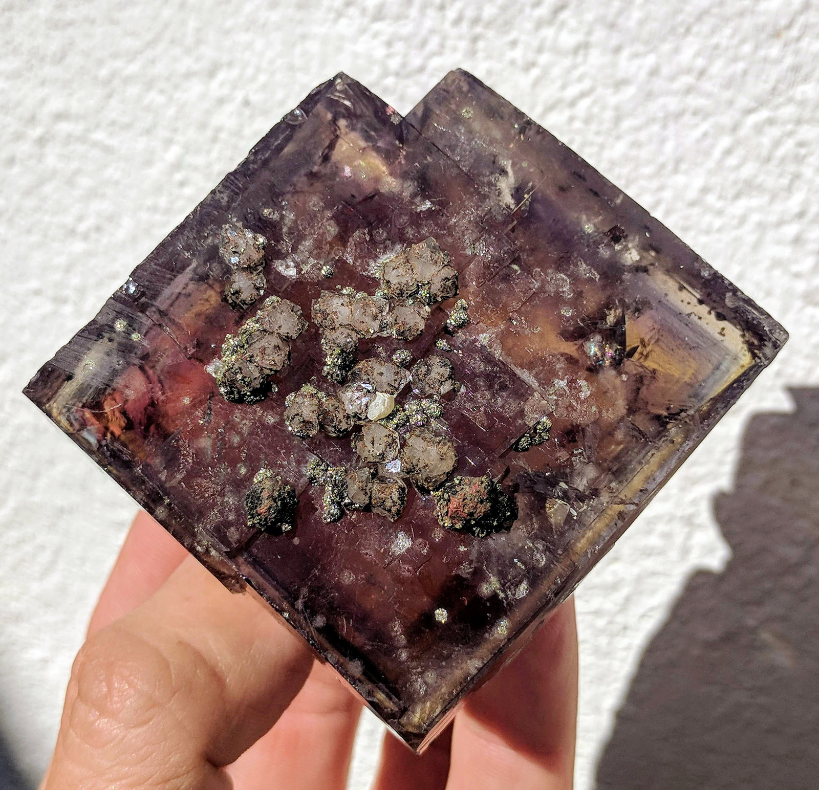 Fluorita, Cuarzo, Pirita, Calcita
6,0 x 5,5 x 4,0 cm.
(Autor: carles)