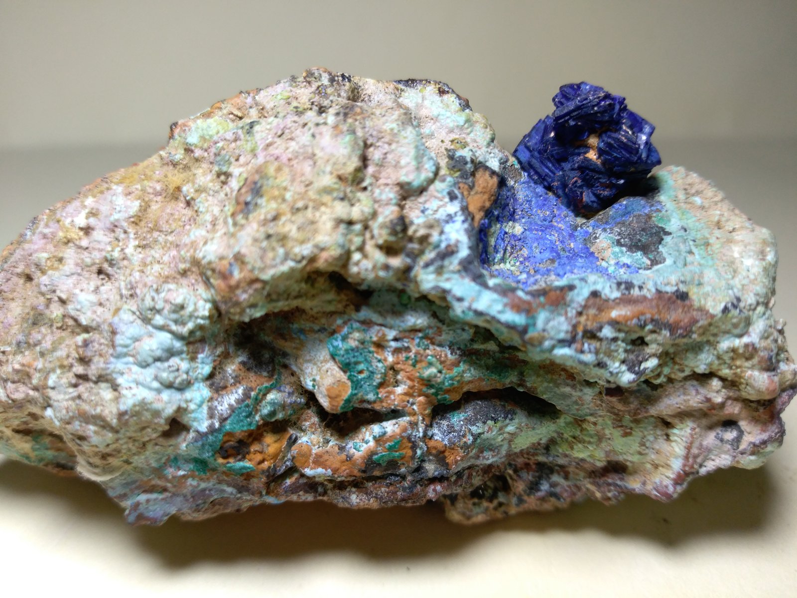 Azurita, Chalcocita (Calcosina), Philipsburgita, Theisita
73 x 40 mm
(Autor: Sante Celiberti)