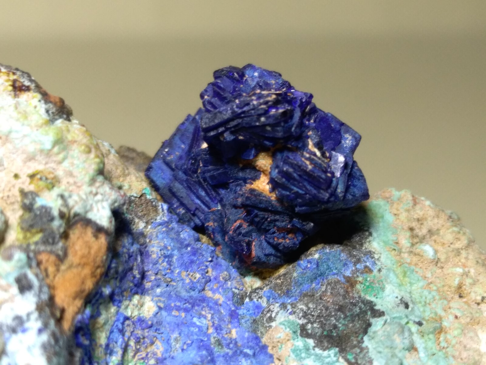 Azurita, Chalcocita (Calcosina), Philipsburgita, Theisita
73 x 40 mm
(Autor: Sante Celiberti)