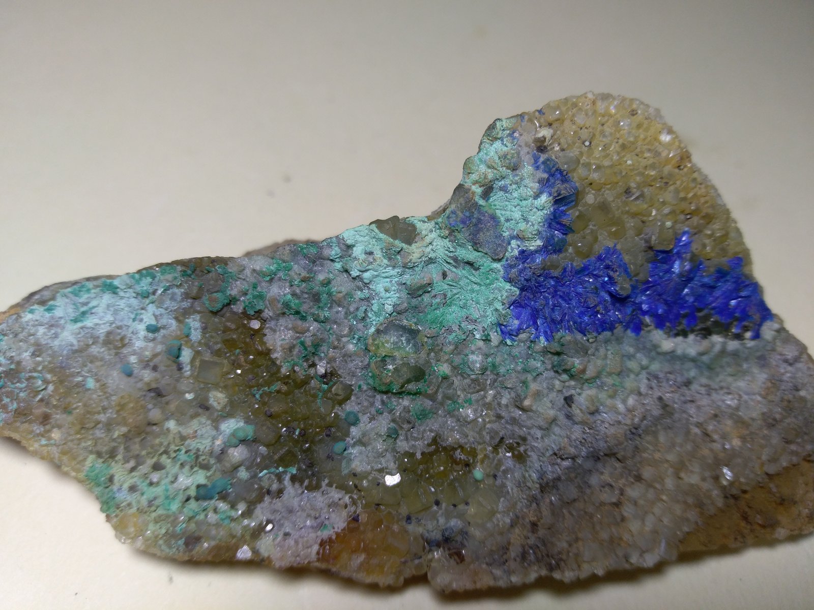 Linarita, Brochantita, Fluorita
74 x 38 mm
(Autor: Sante Celiberti)