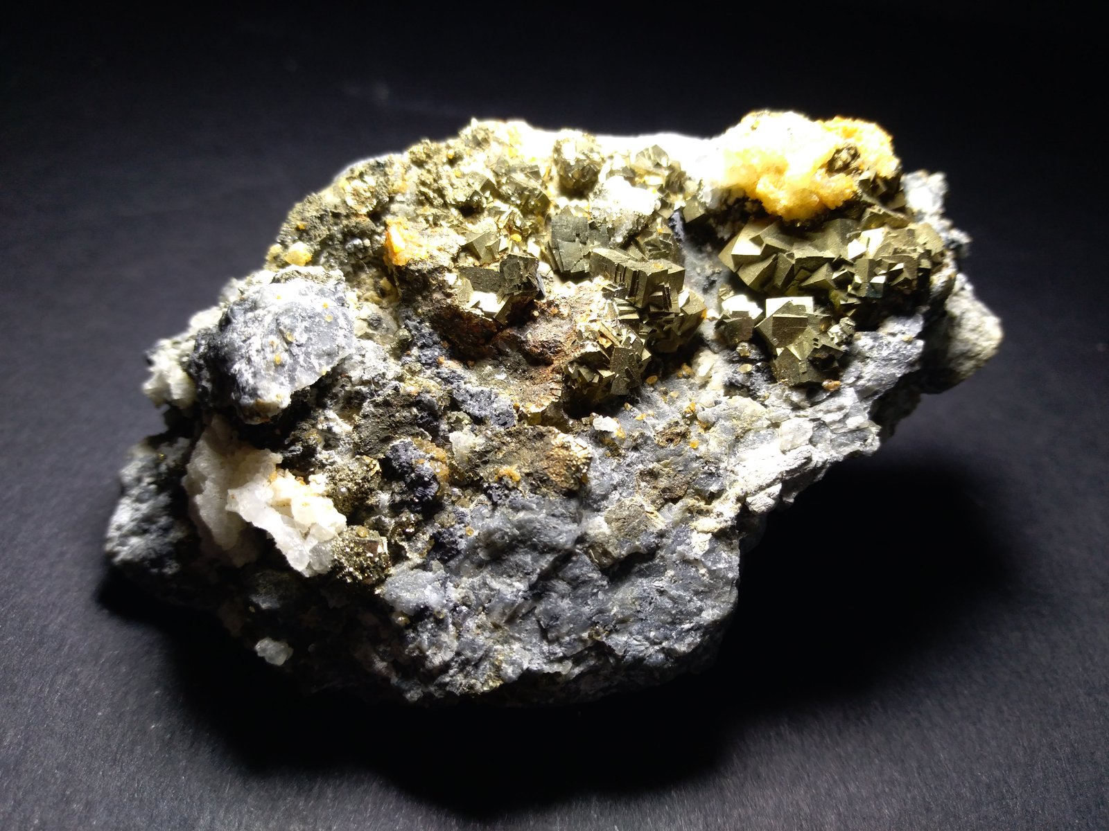 Pirita, Galena, Smithsonita (variedad monheimita)
77 x 47 mm
(Autor: Sante Celiberti)