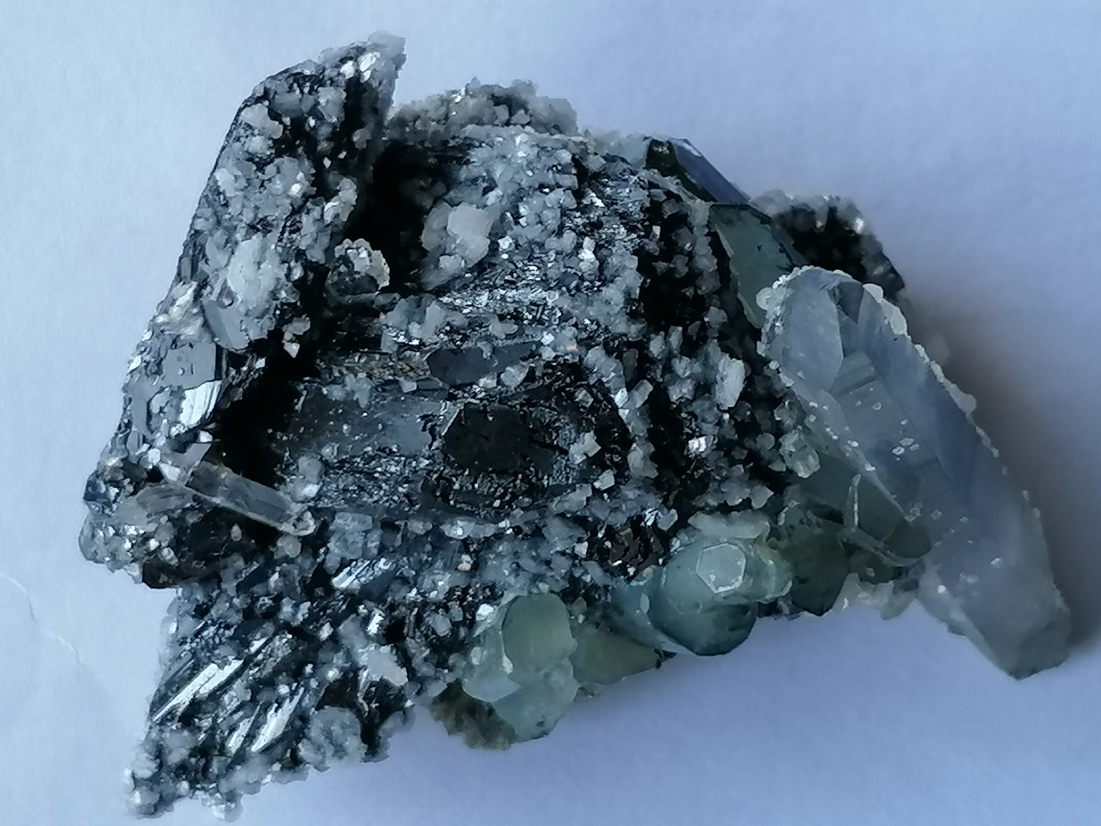 Cuarzo, Fluorapatito, Ferberita.
6 x 5 cm.
(Autor: Rafael varela olveira)