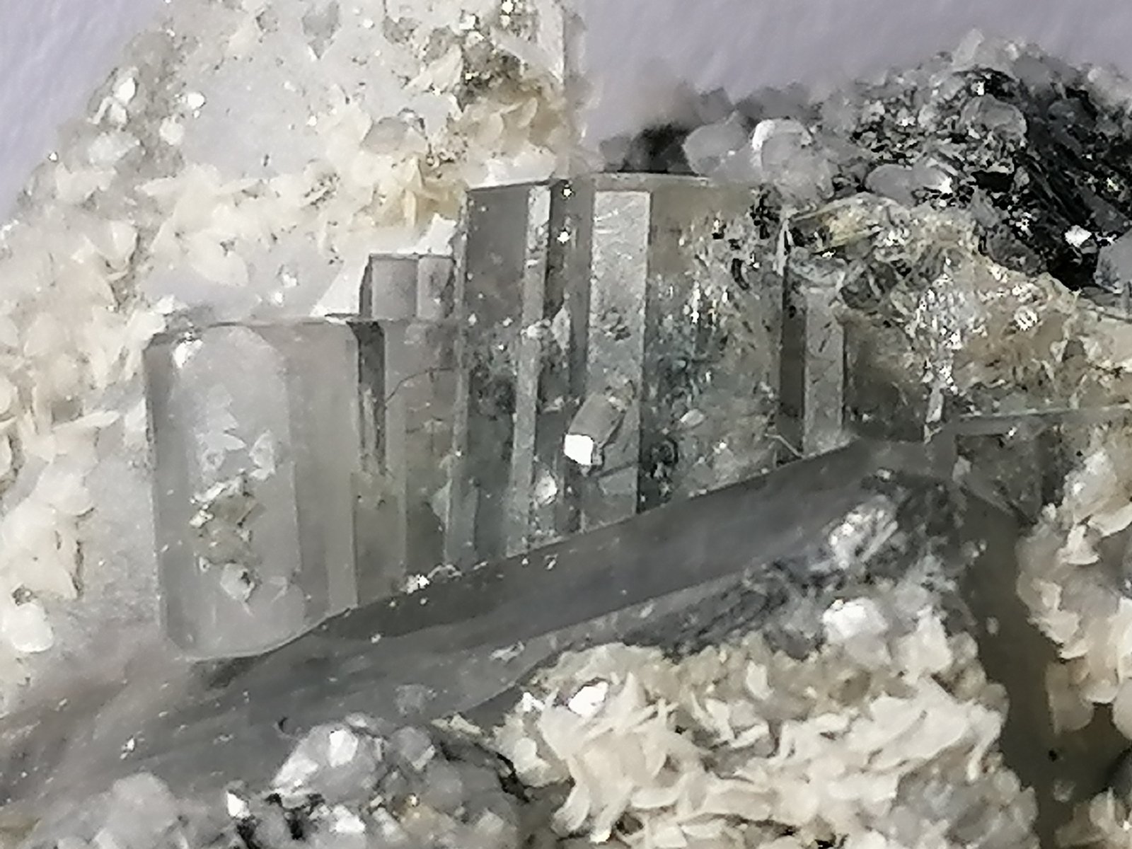 Cuarzo, Fluorapatito, Ferberita.
6 x 5 cm.
(Autor: Rafael varela olveira)