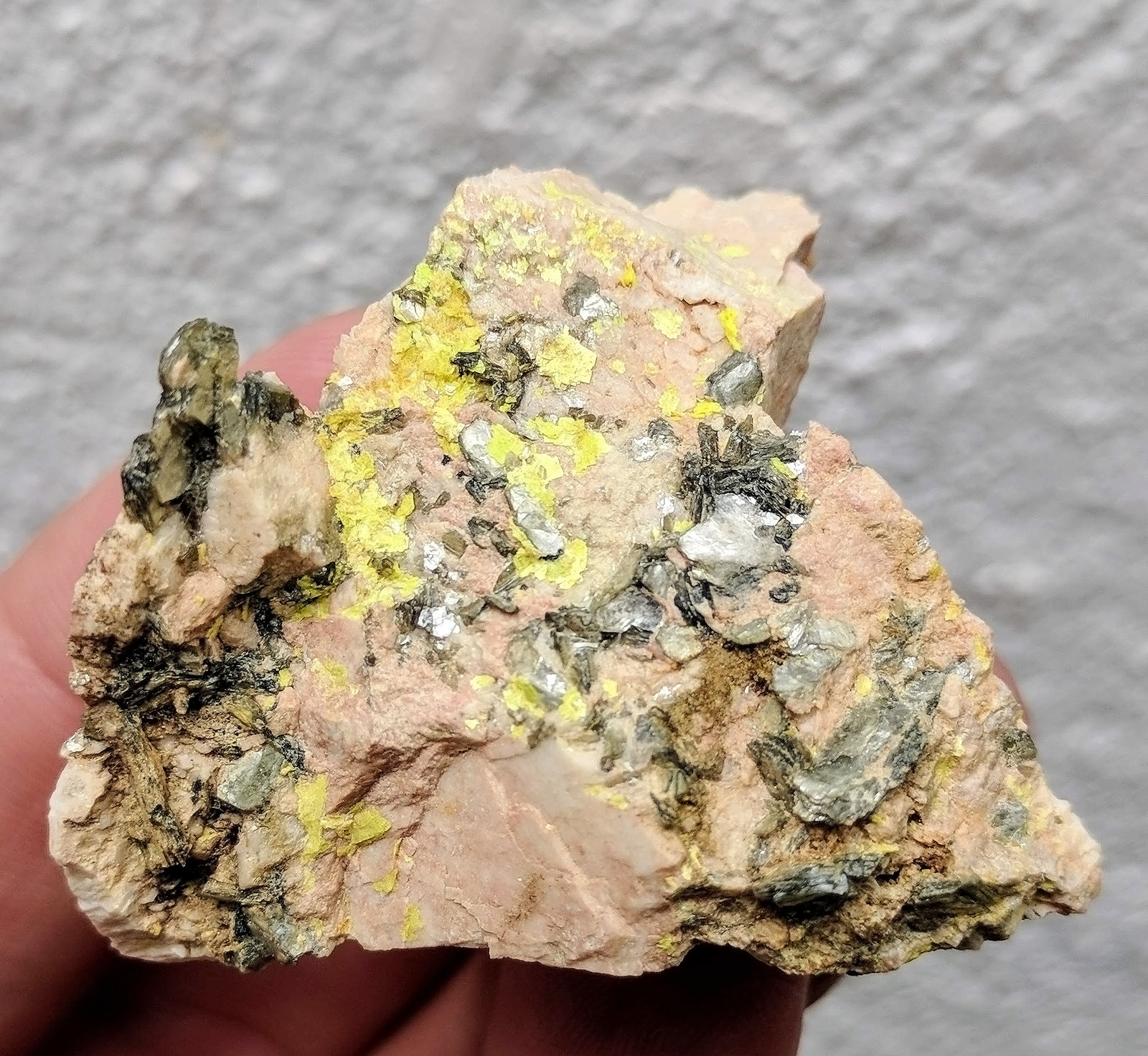 Uranocircita, Ortoclasa, Moscovita (Grupo Mica)
4,3 x 3,4 cm.
(Autor: carles)