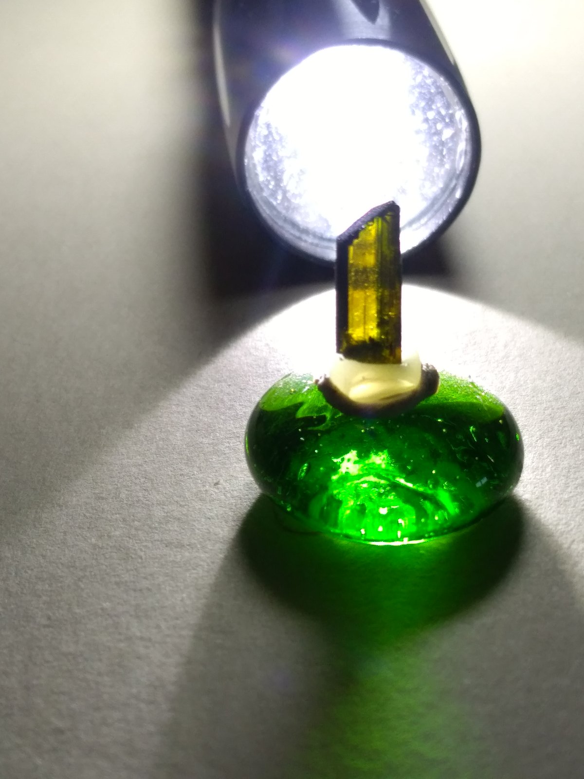 Epidota
10 x 4 mm
(Autor: Sante Celiberti)