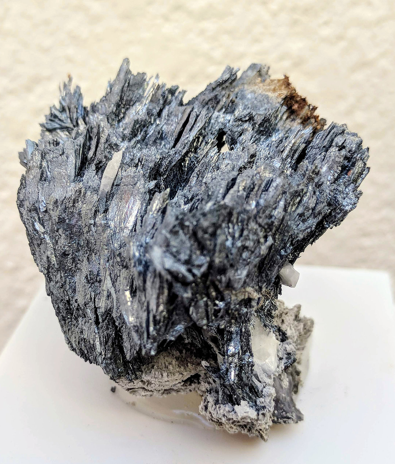 Stibnita (Estibina)
5,0 x 4,0 x 3,7 cm.
(Autor: carles)