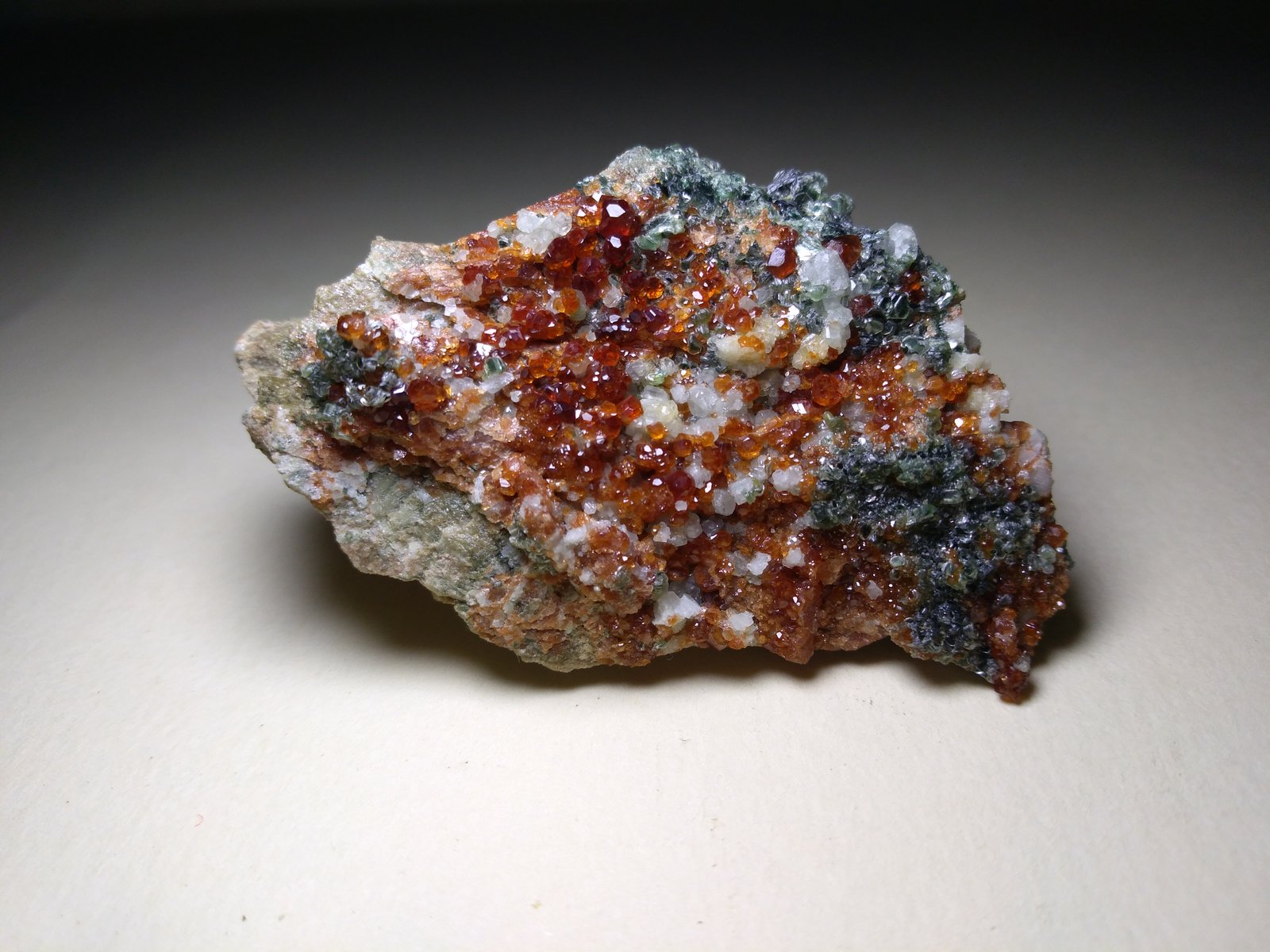 Grossularia (variedad hessonita), Diópsido, Clinocloro
57 x 37 mm
(Autor: Sante Celiberti)