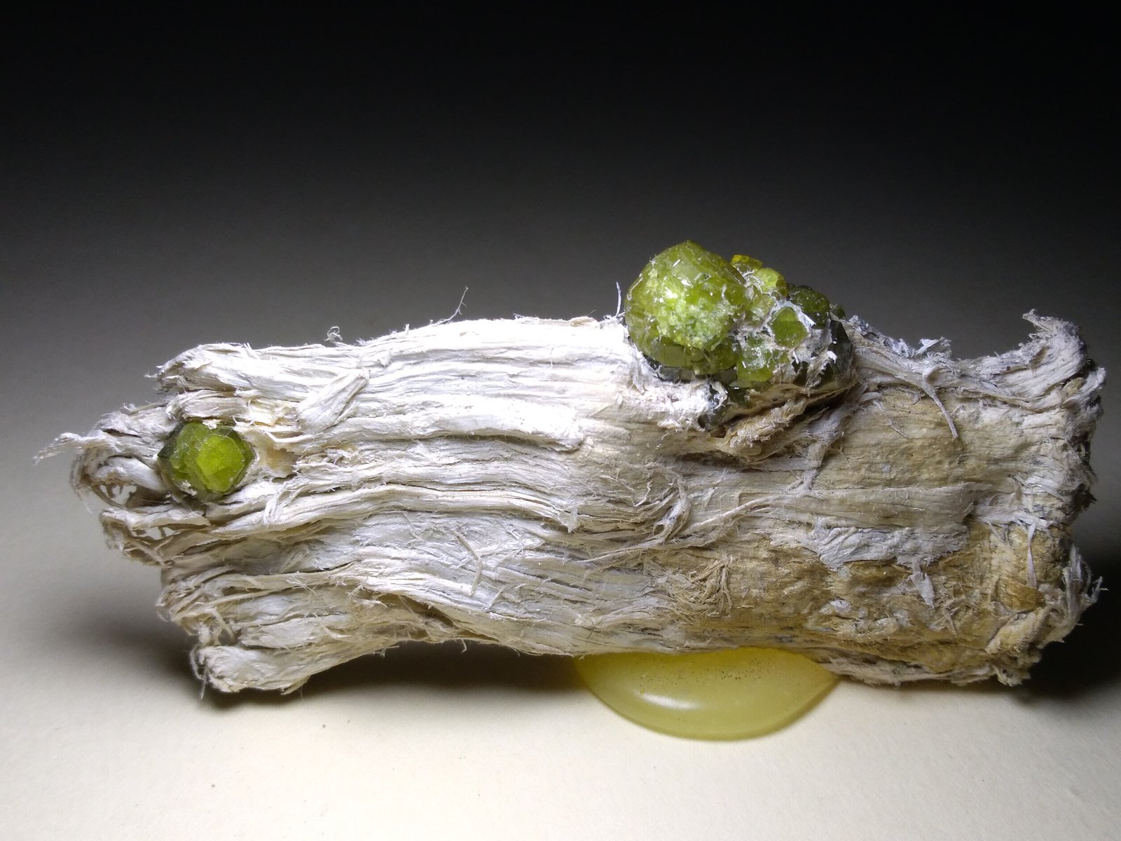 Andradita (variedad demantoide), Asbesto
80 x 32 mm
(Autor: Sante Celiberti)