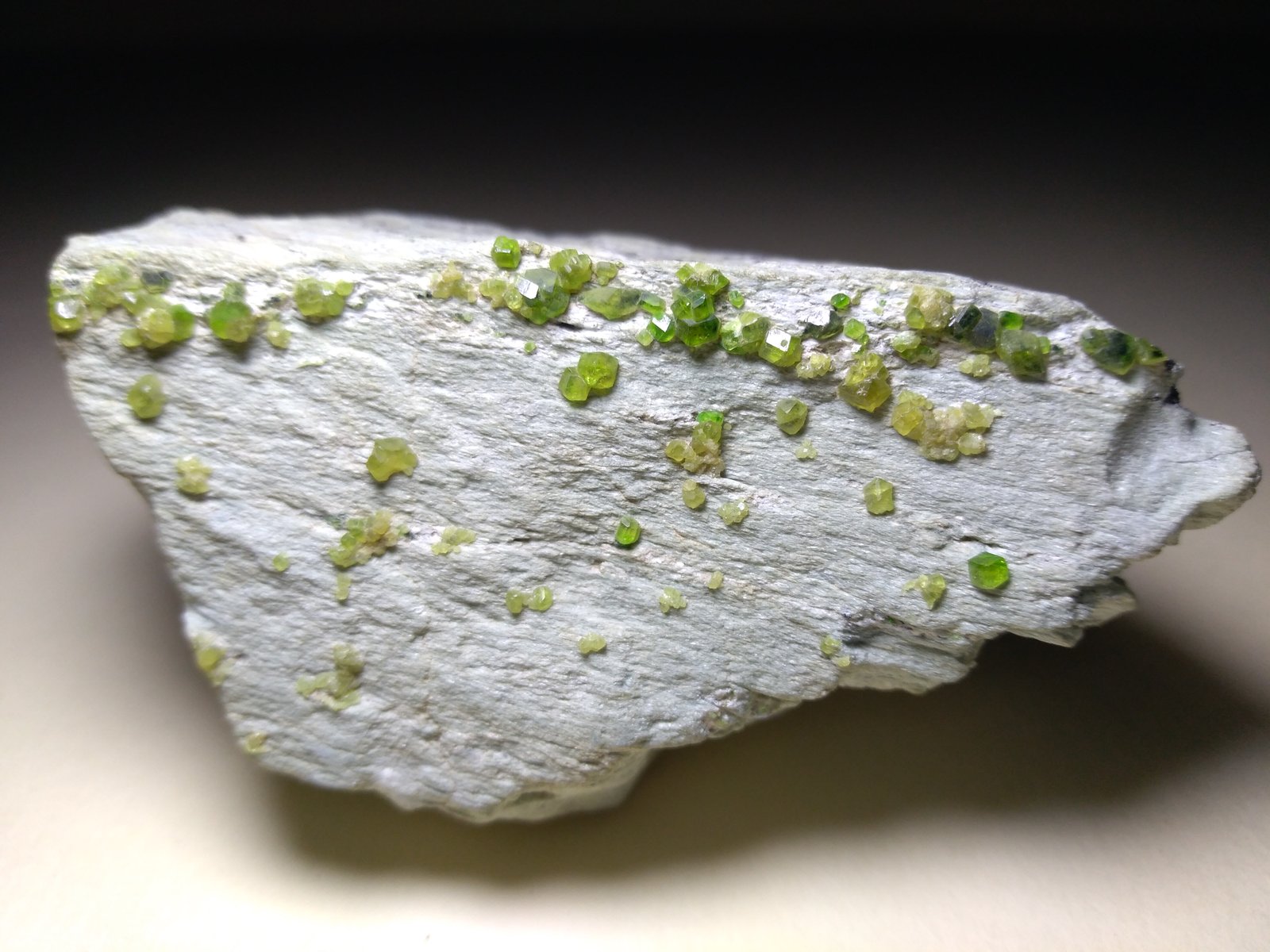 Andradita (variedad demantoide)
75 x 35 mm
(Autor: Sante Celiberti)
