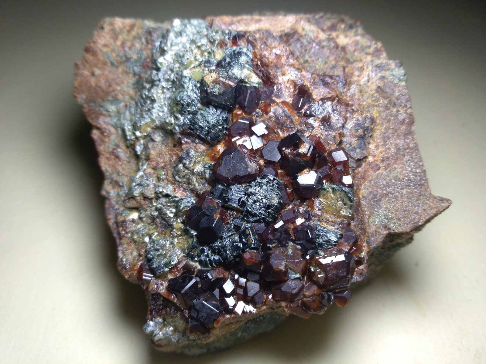 Grossularia (variedad hessonita), Clinocloro
70 x 60 mm
(Autor: Sante Celiberti)