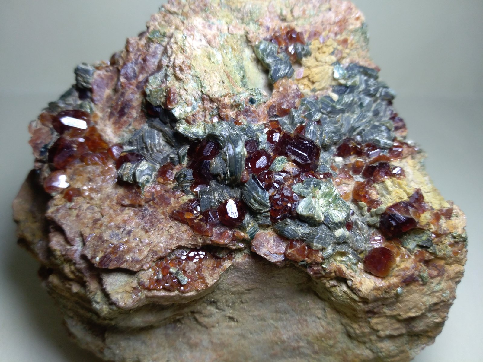 Grossularia (variedad hessonita), Clinocloro
73 x 62 mm
(Autor: Sante Celiberti)