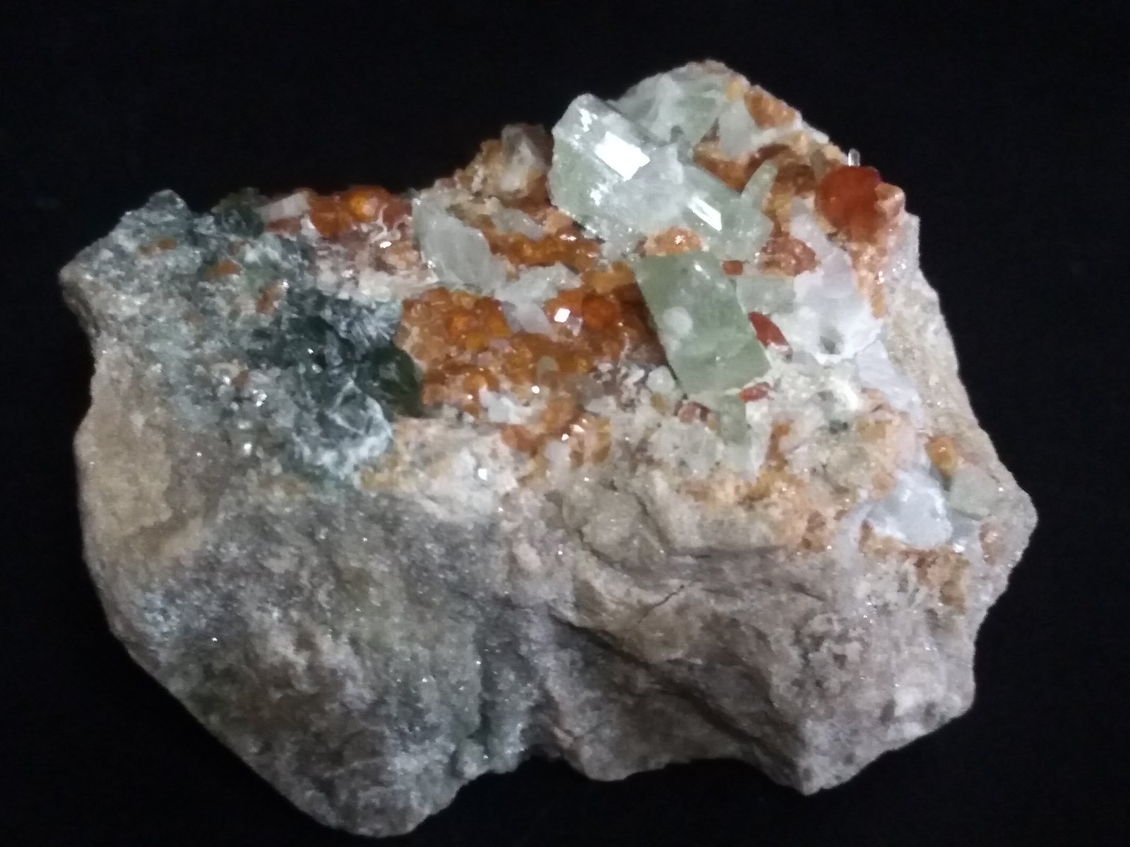 Diopsido, Grossularia (variedad hessonita), Clinocloro
54 x 39 mm
(Autor: Sante Celiberti)