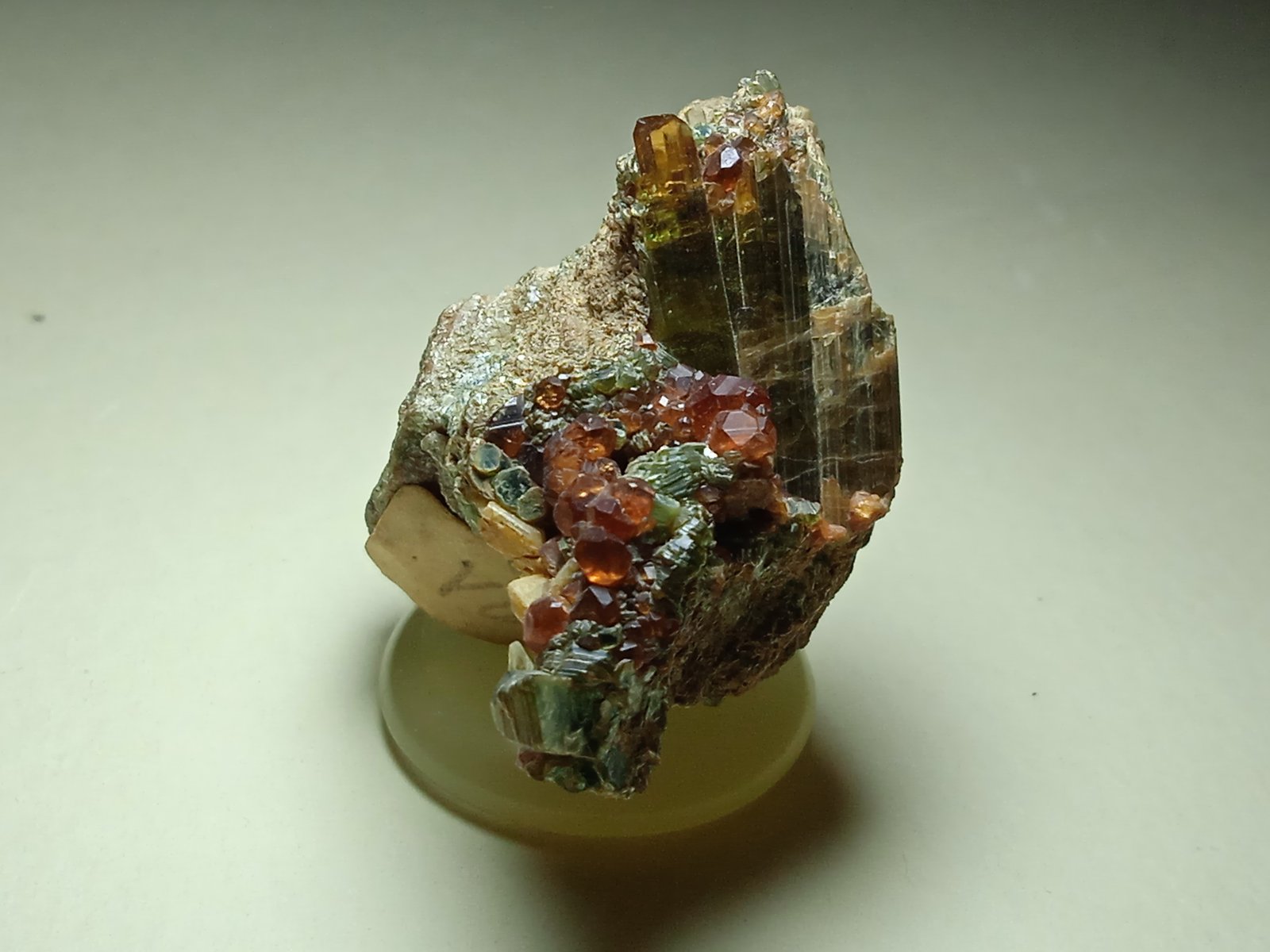 Vesuvianita (Vesubiana), Grossularia (variedad hessonita), Clinocloro
30 x 28 mm
(Autor: Sante Celiberti)