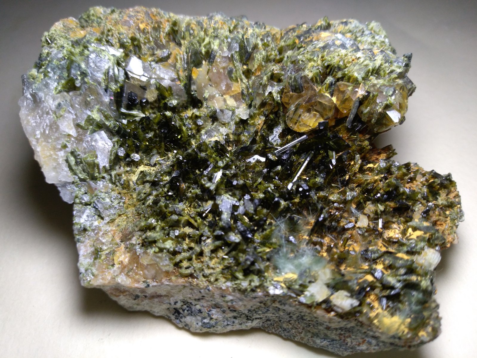 Epidota, Cuarzo
80 x 57 mm
(Autor: Sante Celiberti)